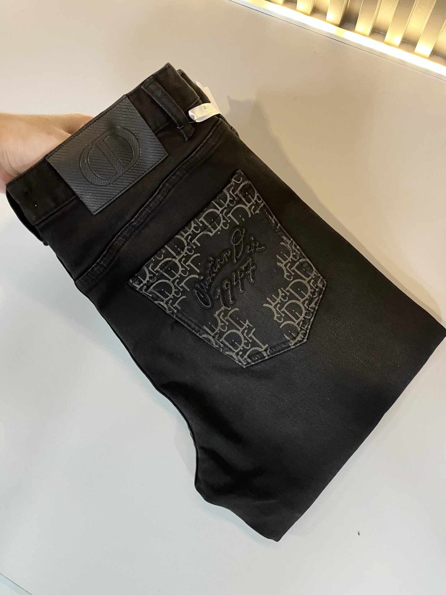 NO:523308,Dio*r Dijia 2025 Autumn and Winter Men's Washed Small Straight Jeans!  Trading company channel is awesome, excellent quality, versatile versatile pants king in the fashion circle, European and American street photography mid-to-high frequency wear demonstration, pocket design logo pressing design!  Original leather logo waist brand modification!  And it is a must-have item for luxury brands every season!  Very pure and minimalist design tone!  Adhering to the D family's consistent fashion proposition, it is quite eye-catching, and it demonstrates its ingenious craftsmanship and strongly posits its brand identity!  Customized Italian tannin fabrics are invincible in texture and have a charm, perfect style and tailoring, and excellent slimming effect. They can sweep the wardrobe and match any top set. They are widely compatible and casual, with full upper body shapes and invincible fashionable and versatile!  Size 29 -3835 37,,dior,dior,dior,jeans,alexander wang19860909Dio*r 迪家 2025秋冬男士水洗小直筒牛仔裤！贸易公司渠道牛货,品相超赞,时尚圈万能的百搭裤王,欧美街拍中高频穿搭示范,口袋设计logo压胶设计！原版皮革logo腰牌修饰！且是奢侈品牌每季必出的单品！非常纯粹极简的设计基调！秉承了D家一贯的时尚主张,颇具看点,即彰显了匠心工艺又有力的标榜了品牌身份！客供意大利定制丹宁面料,质感无敌赞,颇具韵味,版型剪裁完美,提臀修身显瘦效果极佳,可横扫衣橱任何的上装搭配,兼容性广泛,休闲兼备,上身型款十足,无敌的时髦百搭神品！尺码29 -3835 37,,dior,dior,dior,jeans,alexander wang,Men's clothing