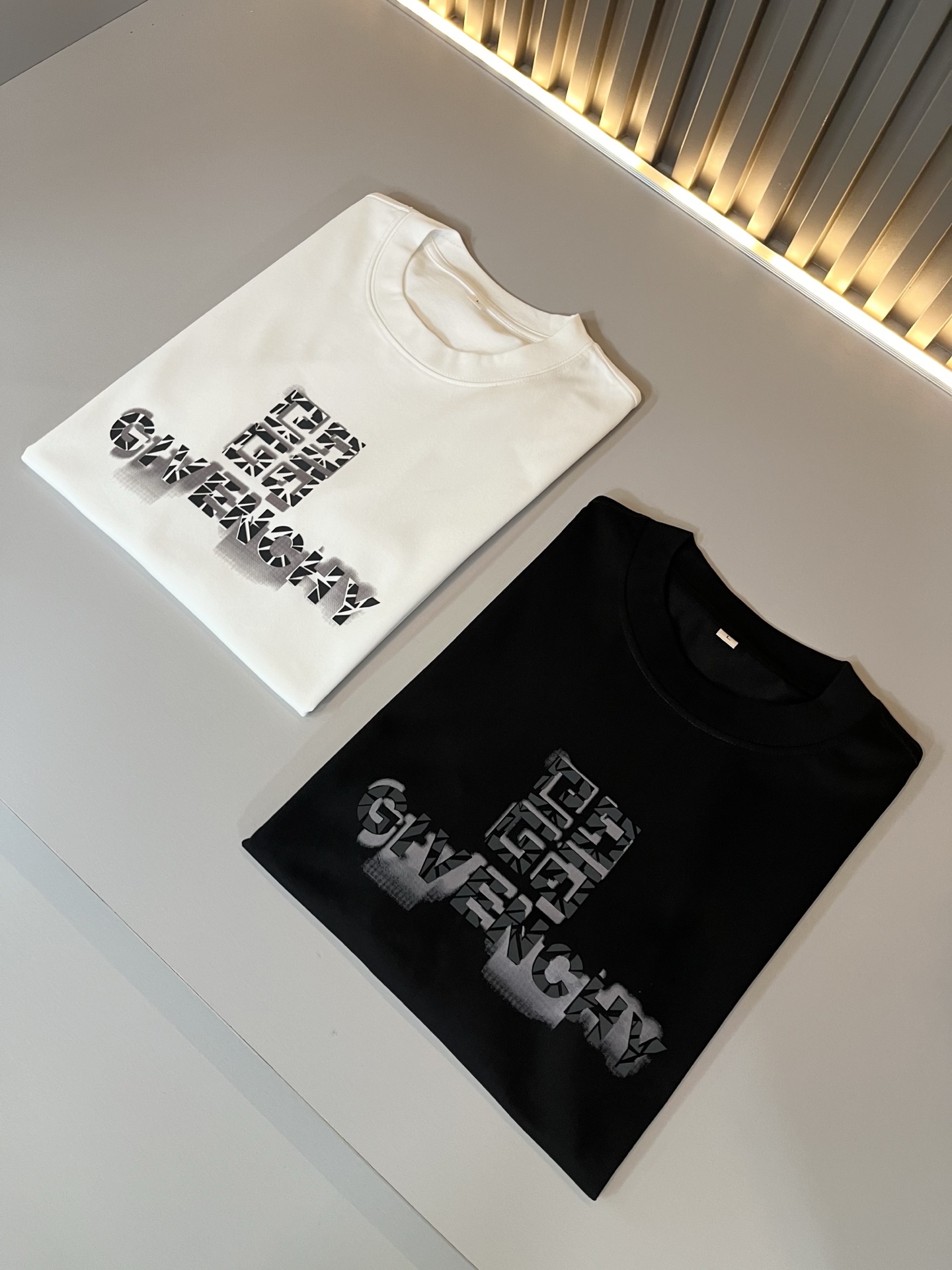 Giv*chy/纪*希2025春夏新款男女同款👫短袖T恤，主创时尚注入了全新时尚能量。通过探索各种题材和