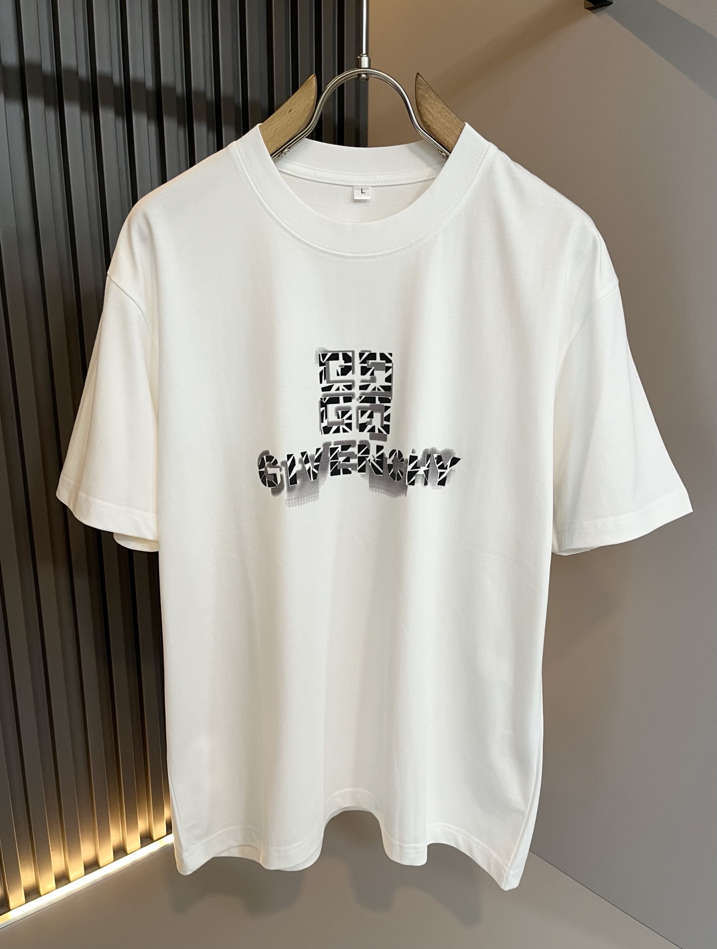 Giv*chy/纪*希2025春夏新款男女同款👫短袖T恤，主创时尚注入了全新时尚能量。通过探索各种题材和