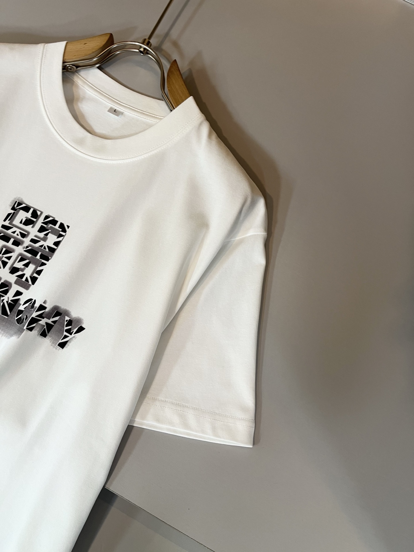 Giv*chy/纪*希2025春夏新款男女同款👫短袖T恤，主创时尚注入了全新时尚能量。通过探索各种题材和