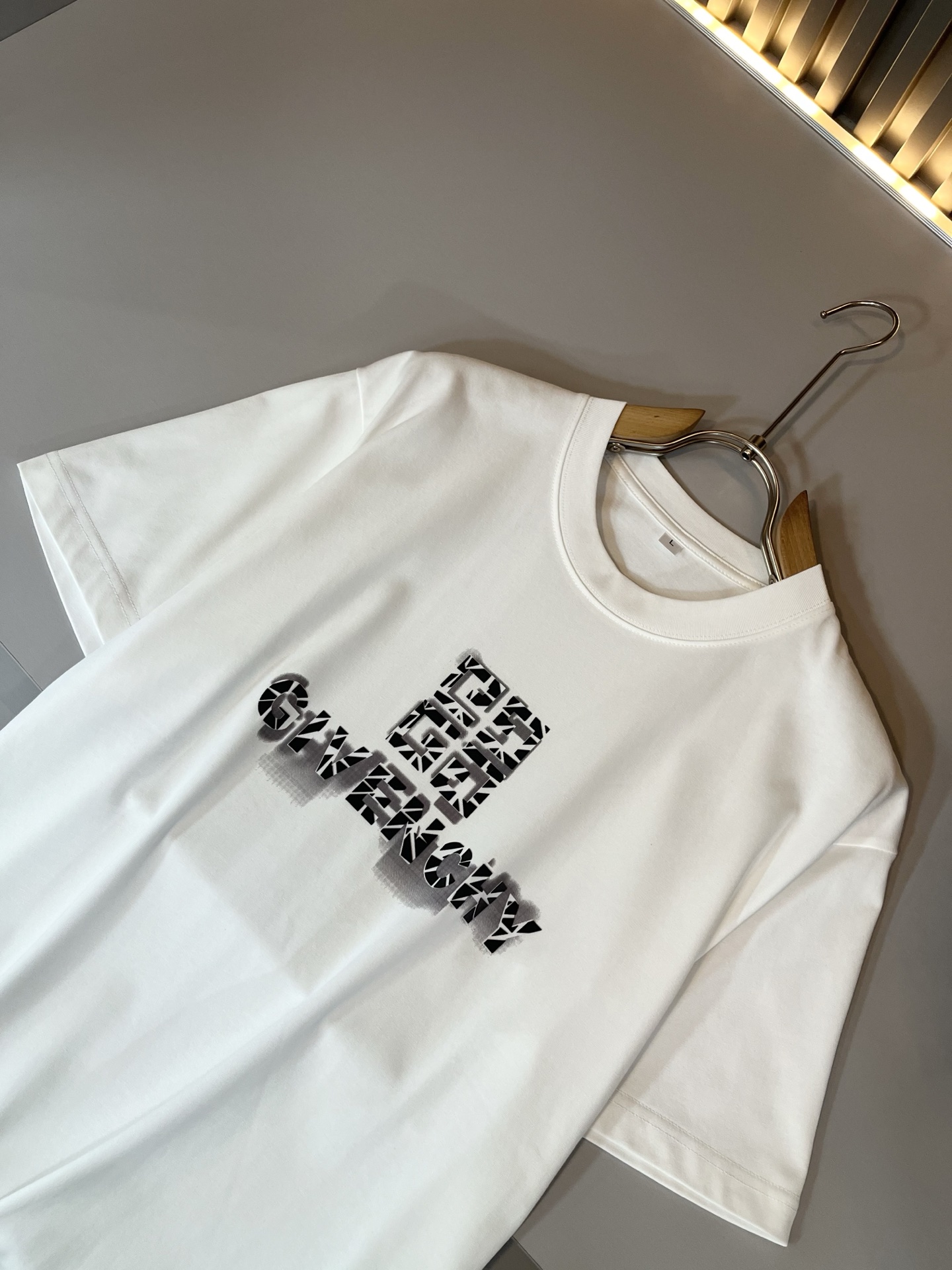 Giv*chy/纪*希2025春夏新款男女同款👫短袖T恤，主创时尚注入了全新时尚能量。通过探索各种题材和