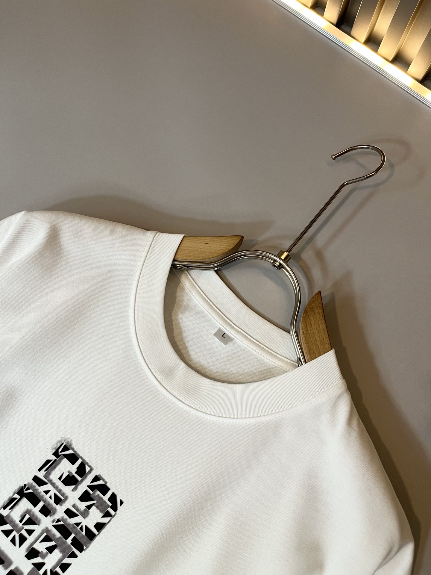 Giv*chy/纪*希2025春夏新款男女同款👫短袖T恤，主创时尚注入了全新时尚能量。通过探索各种题材和