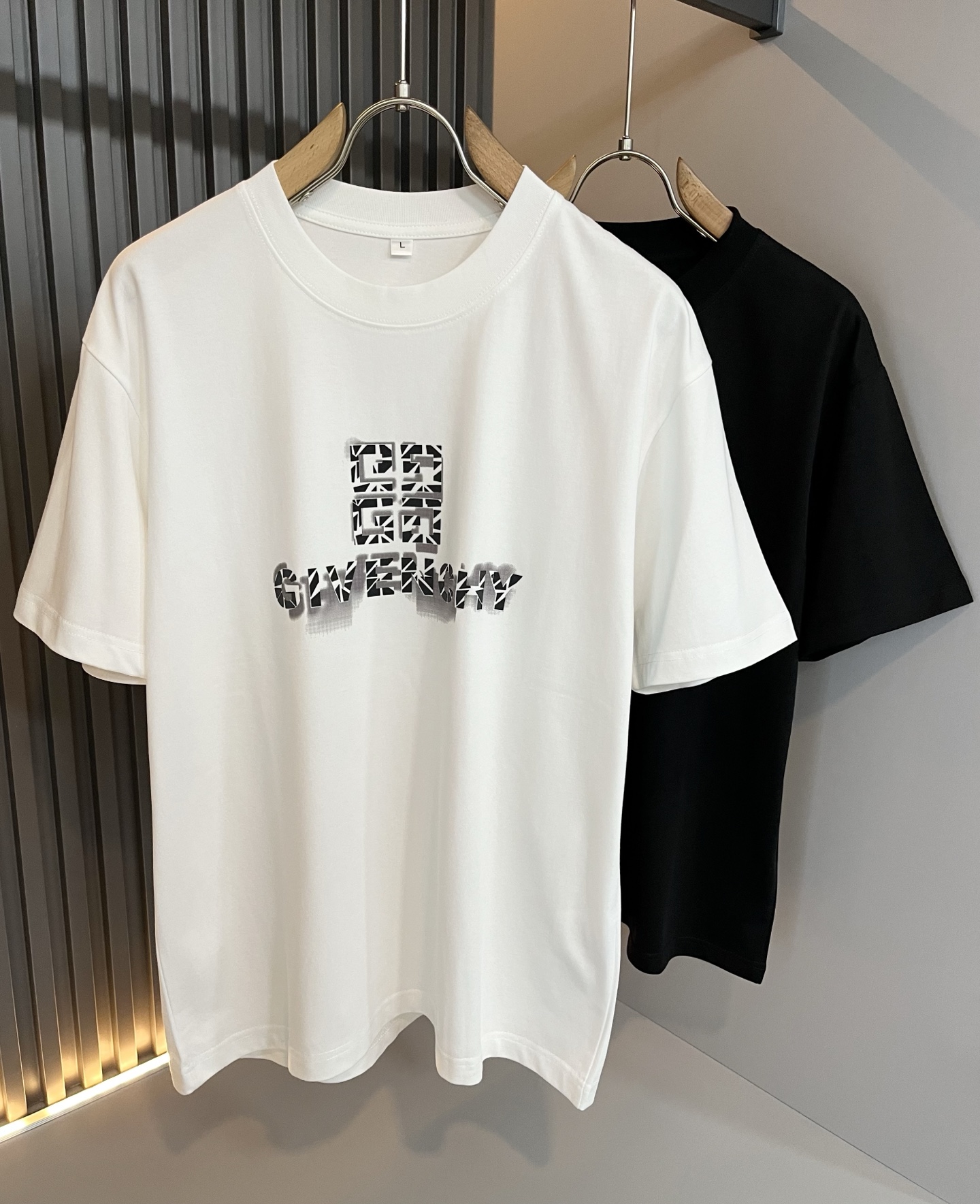 NO:523322,Giv*chy/Ji*xi's new short-sleeved T-shirt for men and women in spring and summer, the main creator has injected new fashion energy into fashion. By exploring various themes and sexy charm, it is highly recognizable and leads the new street fashion trend. This model is the exclusive outstanding design element of G's family, with a logo pattern glue-pressing design!  Perfect fusion, clear and restored patterns, showing the elegant style of the brand. The original 260g pure cotton material is made of solid and high-end fabric, and the upper body can be easily controlled, showing the casual and fashionable charm. Size M-4XL, gucci, T-shirt, tees, t-shirt, alexander wang19860909Giv*chy/纪*希2025春夏新款男女同款短袖T恤,主创时尚注入了全新时尚能量.通过探索各种题材和性感魅力,极具辨识度,引领全新街头时尚潮流.该款是G家独家的出彩设计元素,设计标识logo图案压胶设计！完美融合,图案清晰还原度极高,彰显品牌优雅格调.选用原版260g纯棉材质,面料紧实高级,上身均可轻松驾驭,展现休闲自在时尚魅力.尺码M-4XL,,gucci,T-shirt,tees，t-shirt,alexander wang,Men's clothing