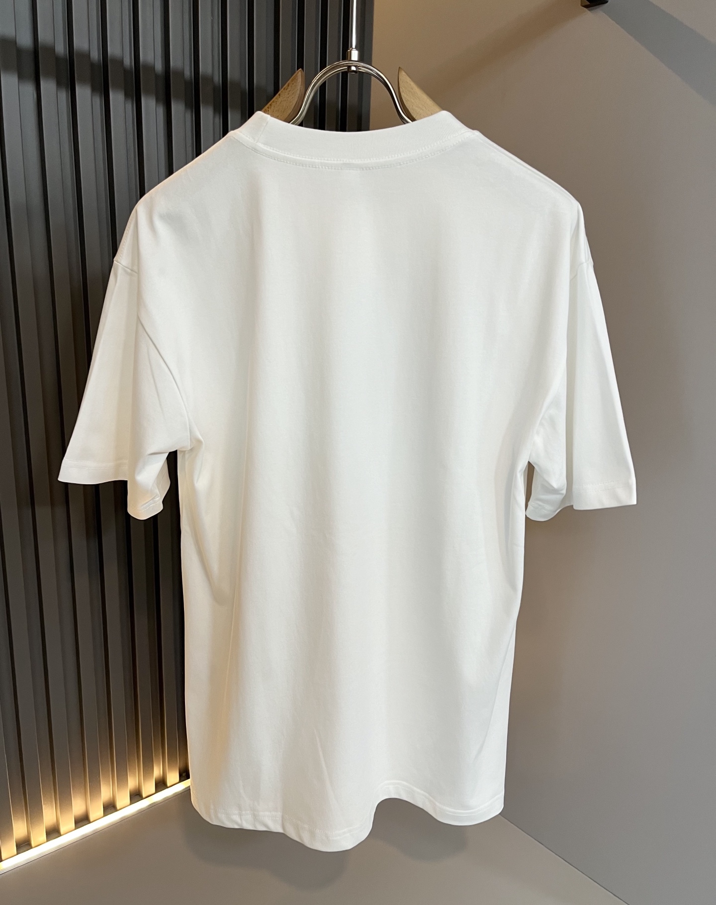 Giv*chy/纪*希2025春夏新款男女同款👫短袖T恤，主创时尚注入了全新时尚能量。通过探索各种题材和