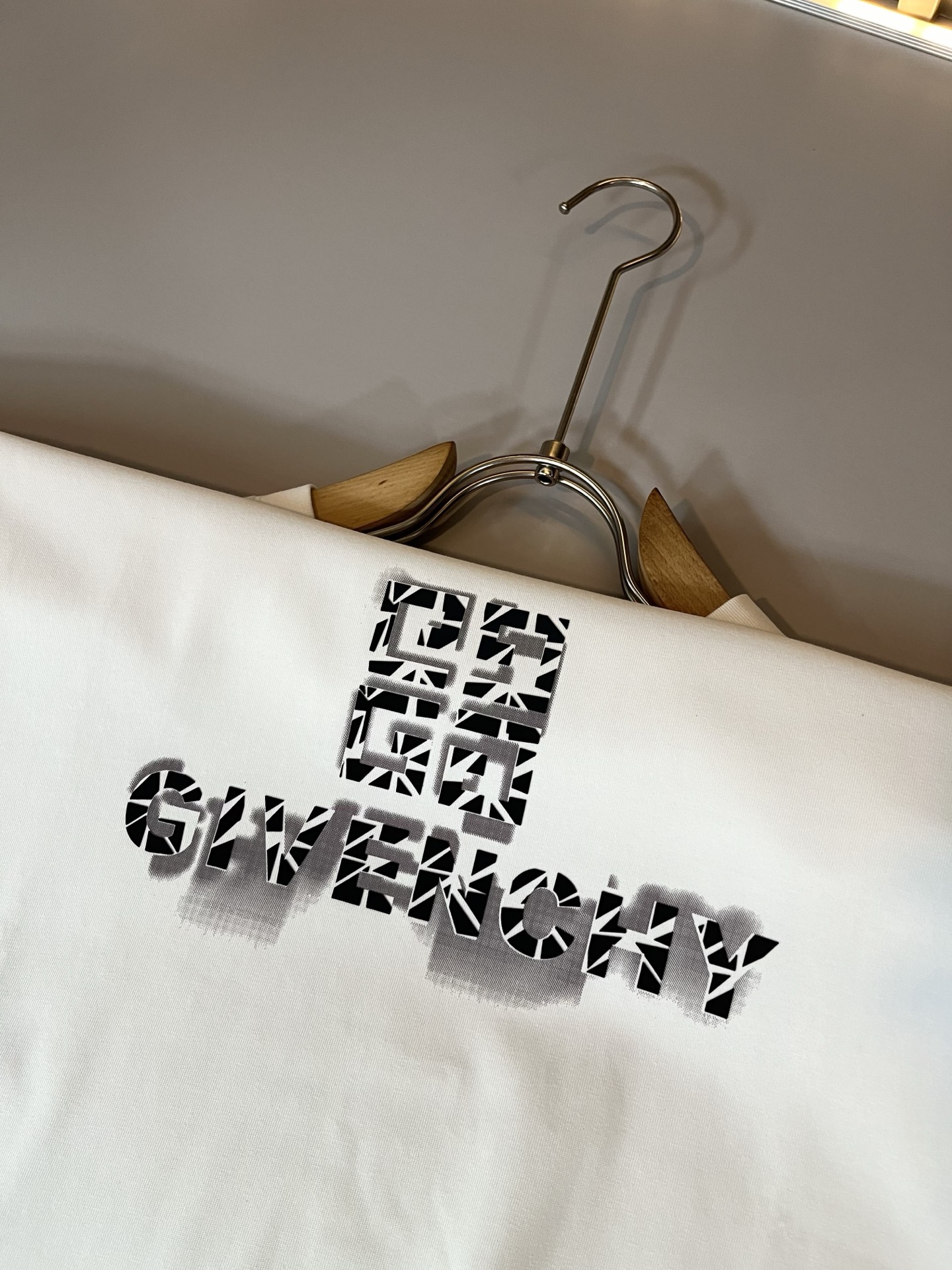 Giv*chy/纪*希2025春夏新款男女同款👫短袖T恤，主创时尚注入了全新时尚能量。通过探索各种题材和