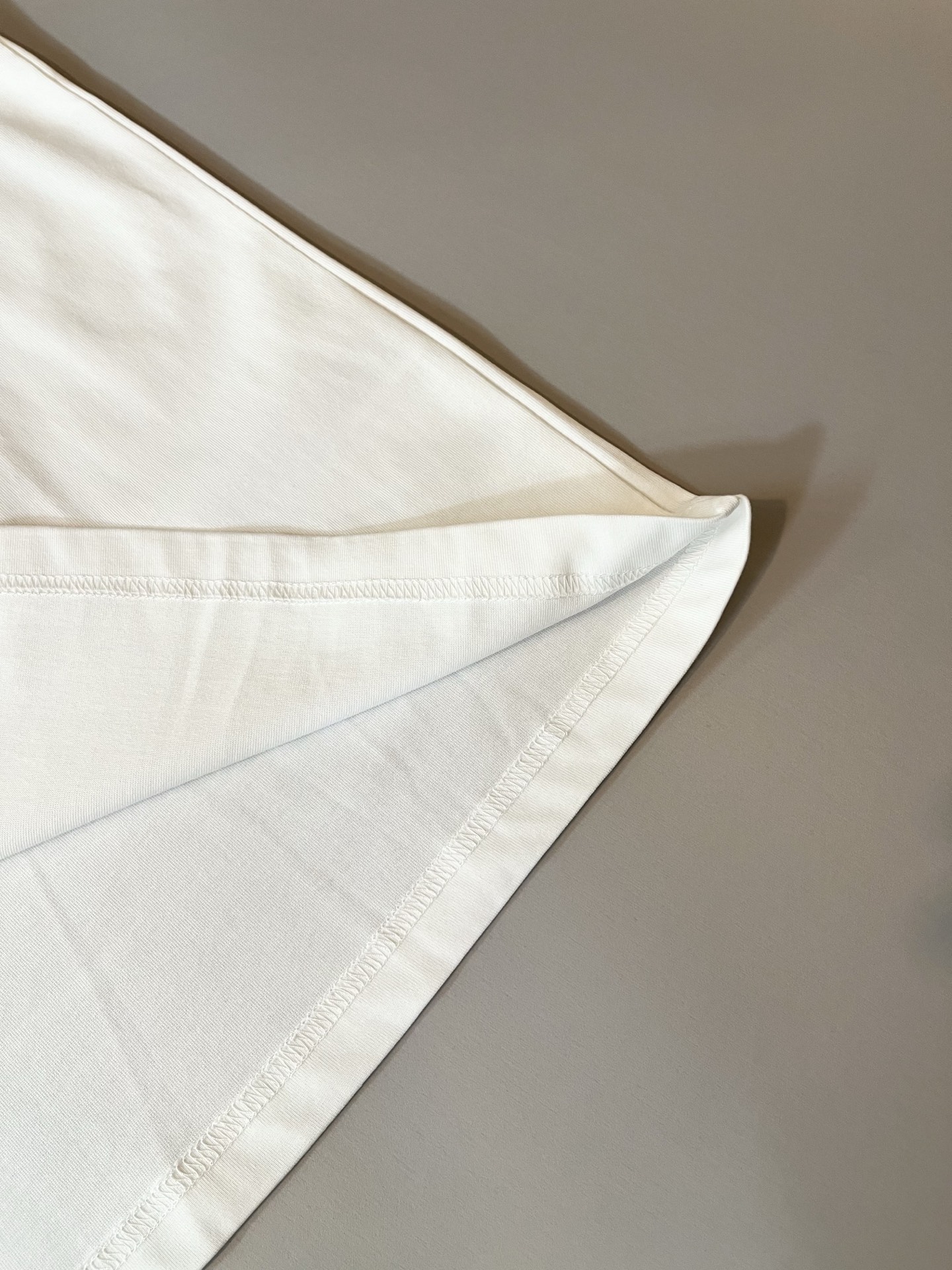 Giv*chy/纪*希2025春夏新款男女同款👫短袖T恤，主创时尚注入了全新时尚能量。通过探索各种题材和