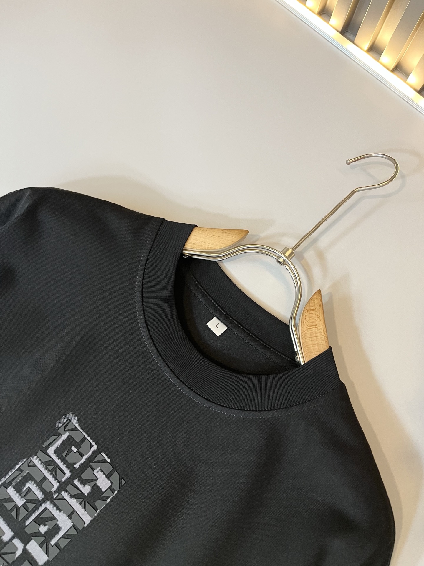 Giv*chy/纪*希2025春夏新款男女同款👫短袖T恤，主创时尚注入了全新时尚能量。通过探索各种题材和