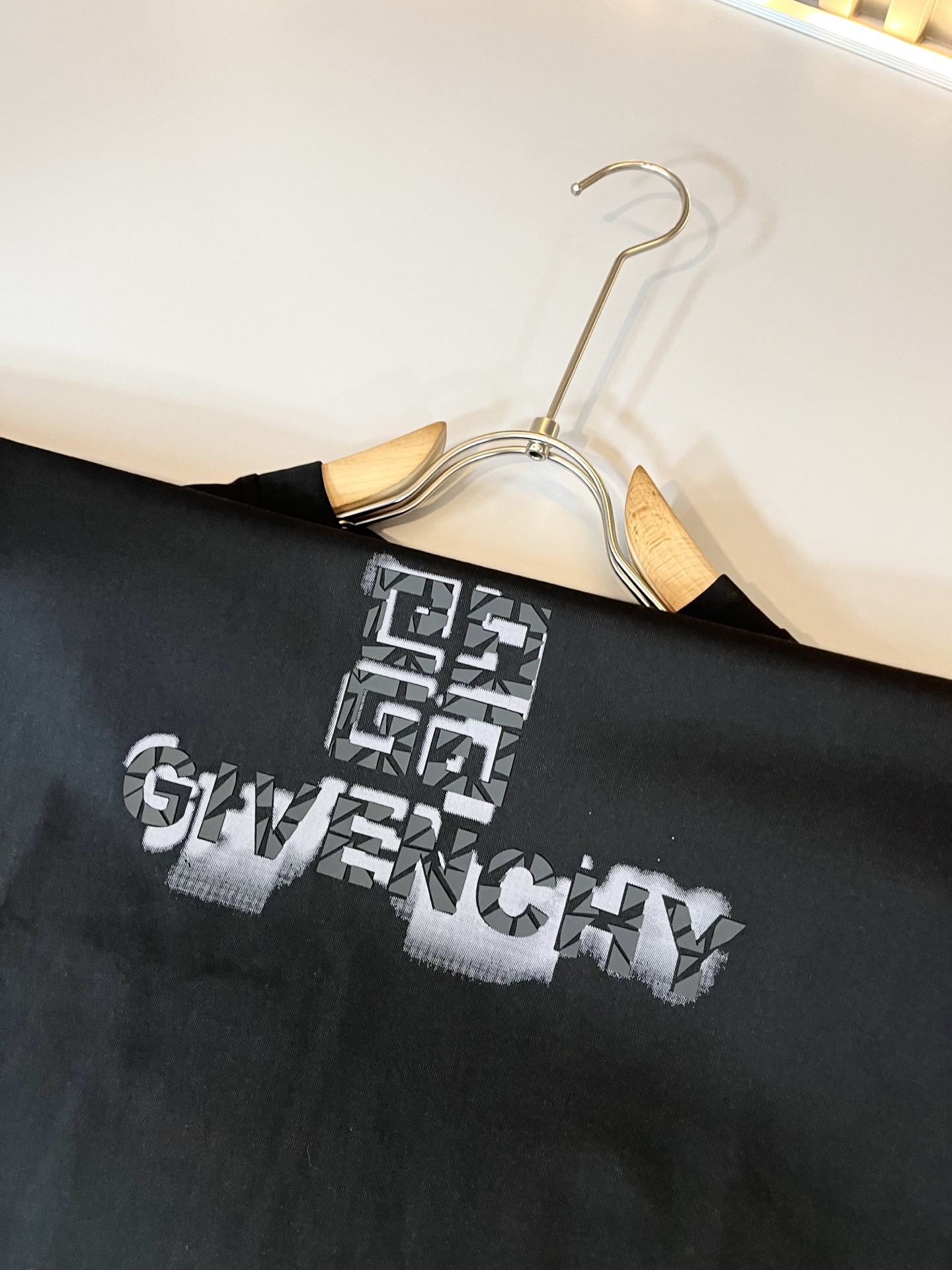 Giv*chy/纪*希2025春夏新款男女同款👫短袖T恤，主创时尚注入了全新时尚能量。通过探索各种题材和