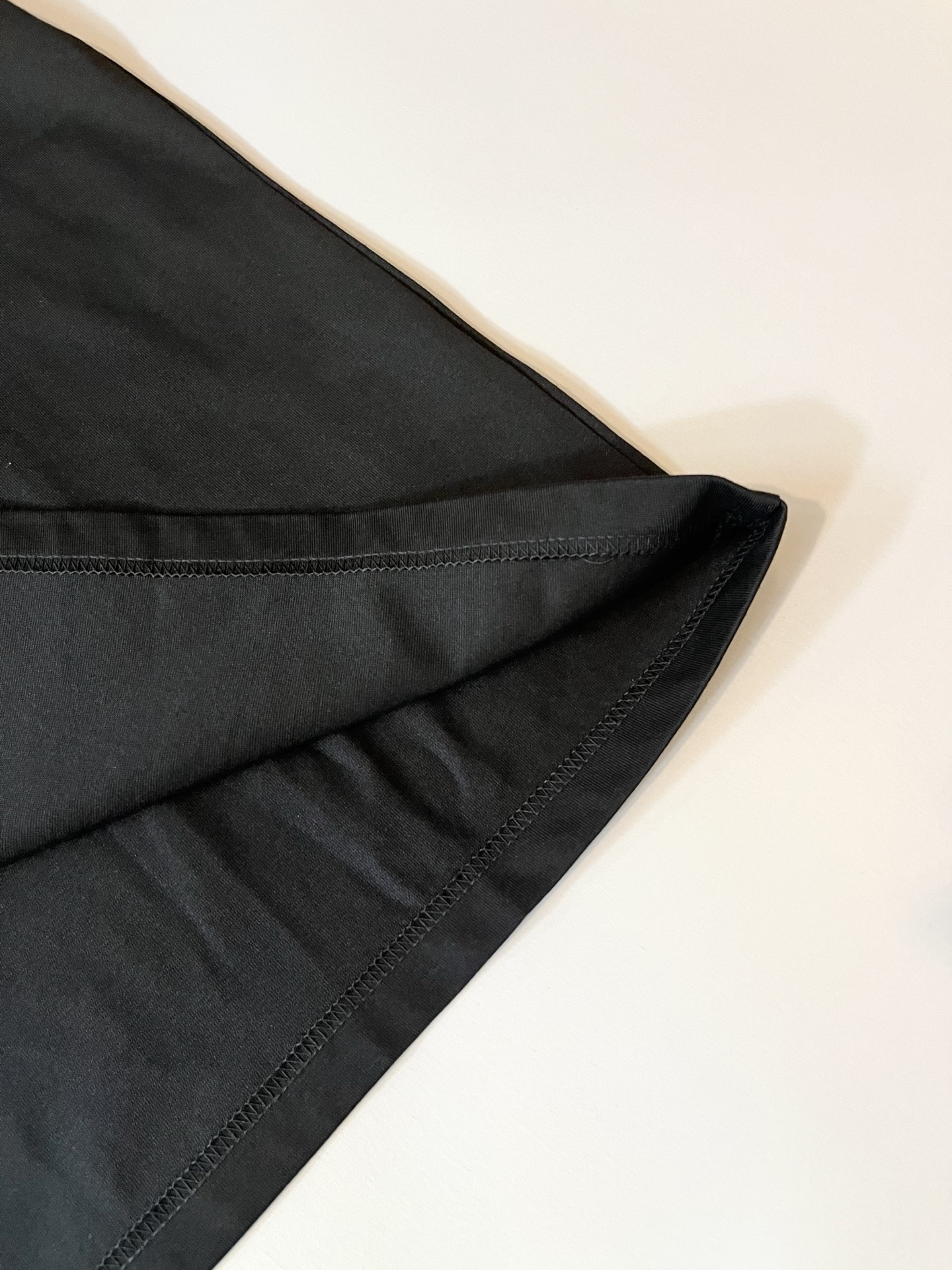 Giv*chy/纪*希2025春夏新款男女同款👫短袖T恤，主创时尚注入了全新时尚能量。通过探索各种题材和