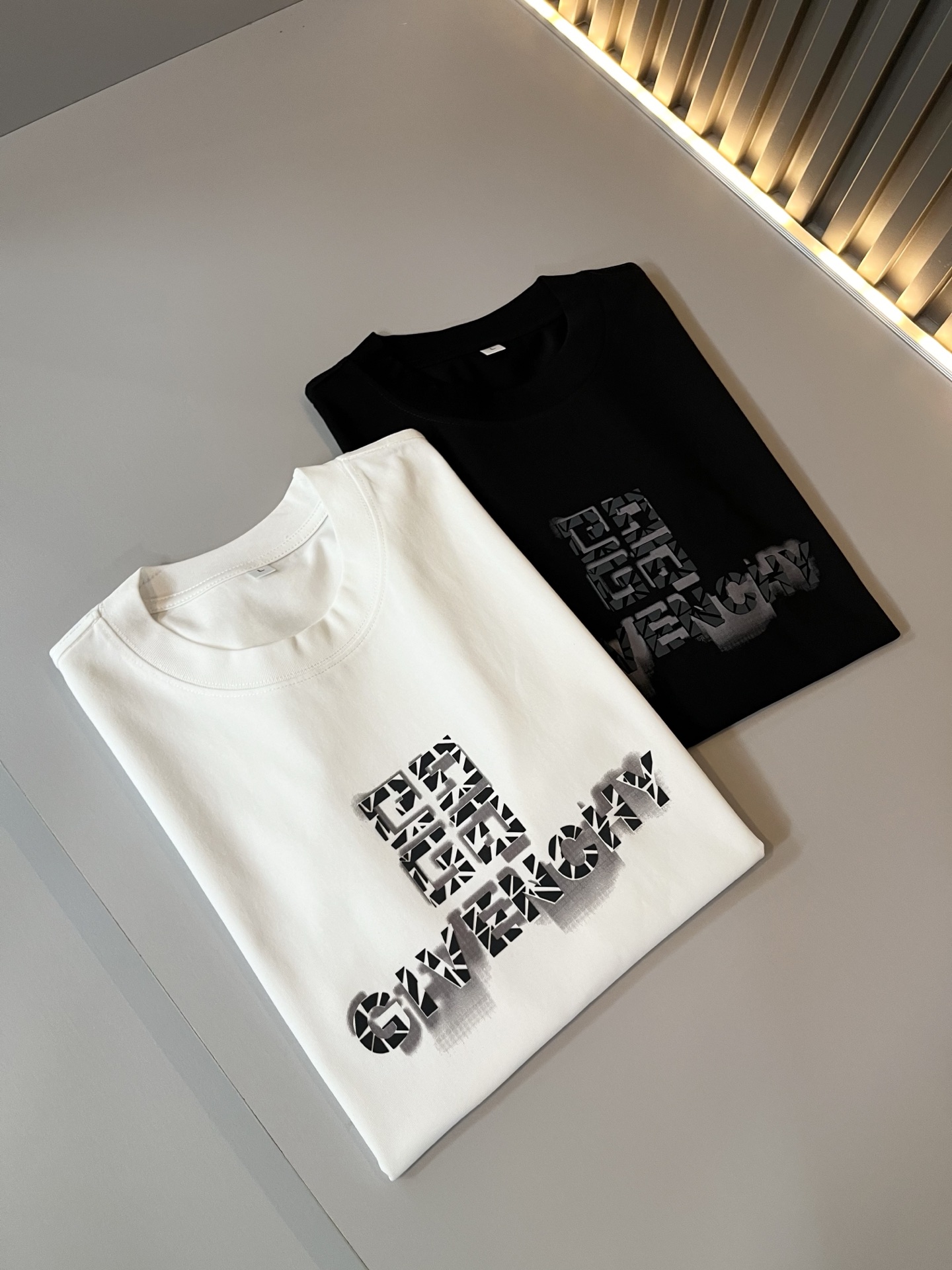 Giv*chy/纪*希2025春夏新款男女同款👫短袖T恤，主创时尚注入了全新时尚能量。通过探索各种题材和