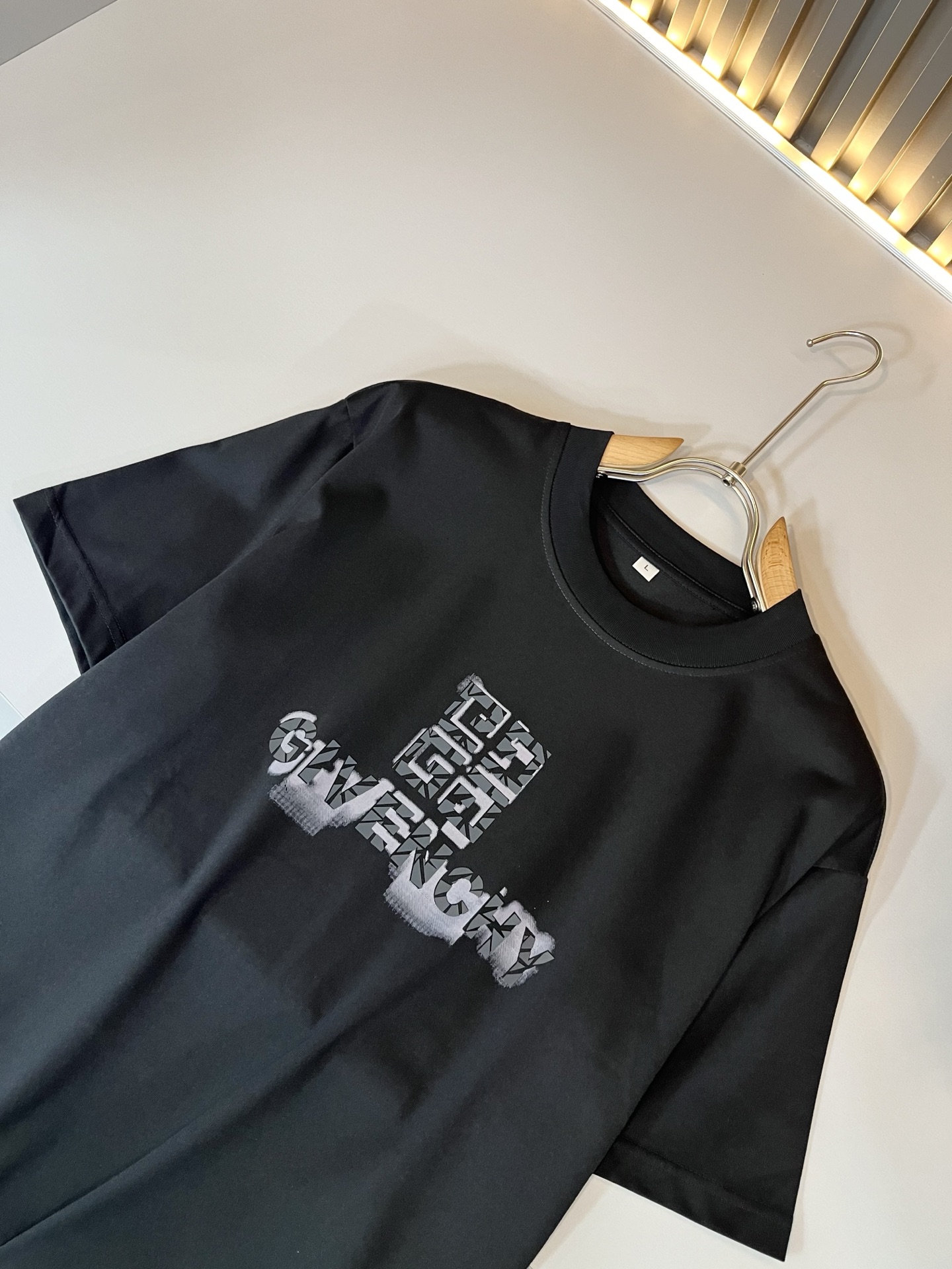 Giv*chy/纪*希2025春夏新款男女同款👫短袖T恤，主创时尚注入了全新时尚能量。通过探索各种题材和