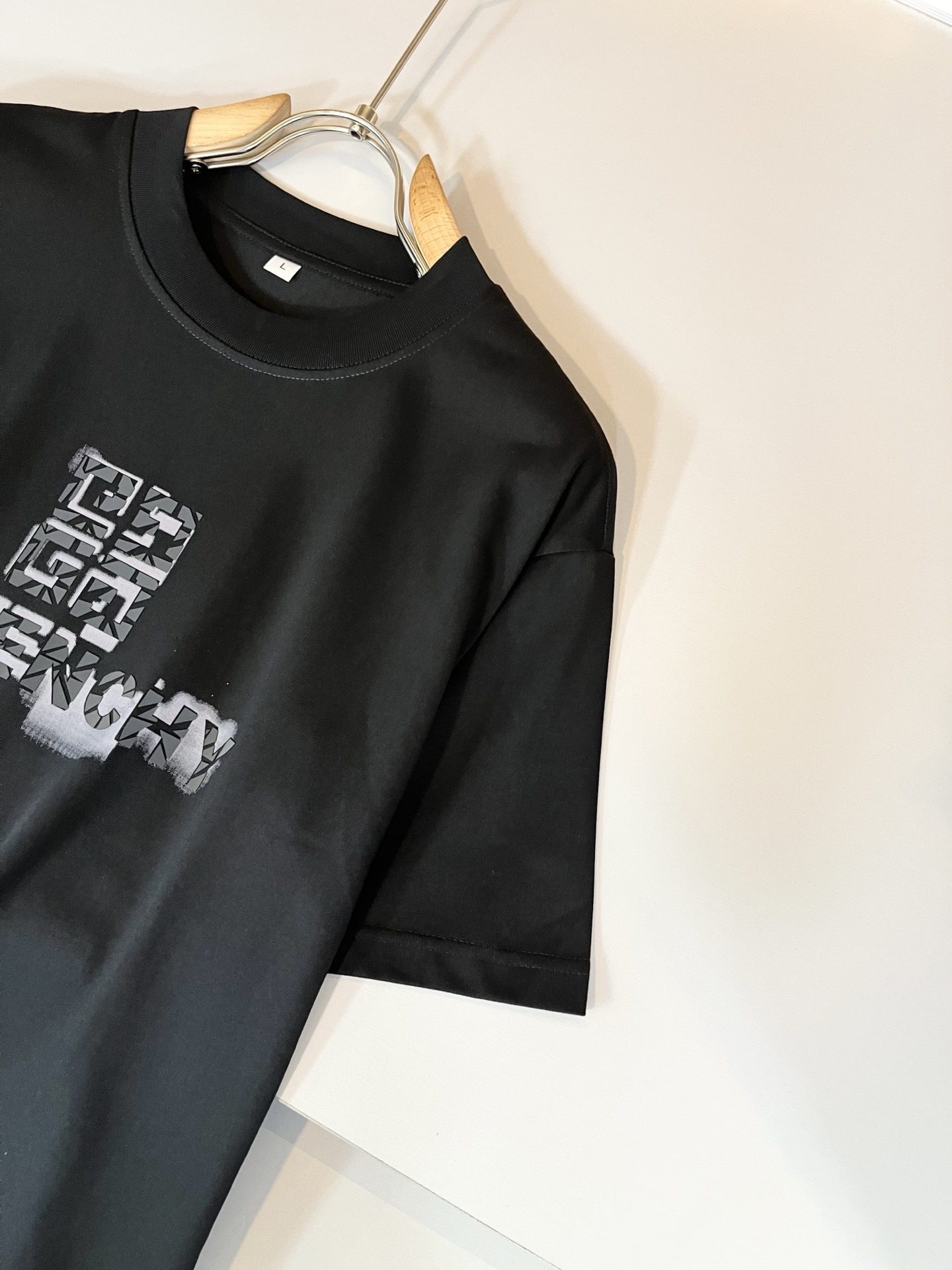 Giv*chy/纪*希2025春夏新款男女同款👫短袖T恤，主创时尚注入了全新时尚能量。通过探索各种题材和