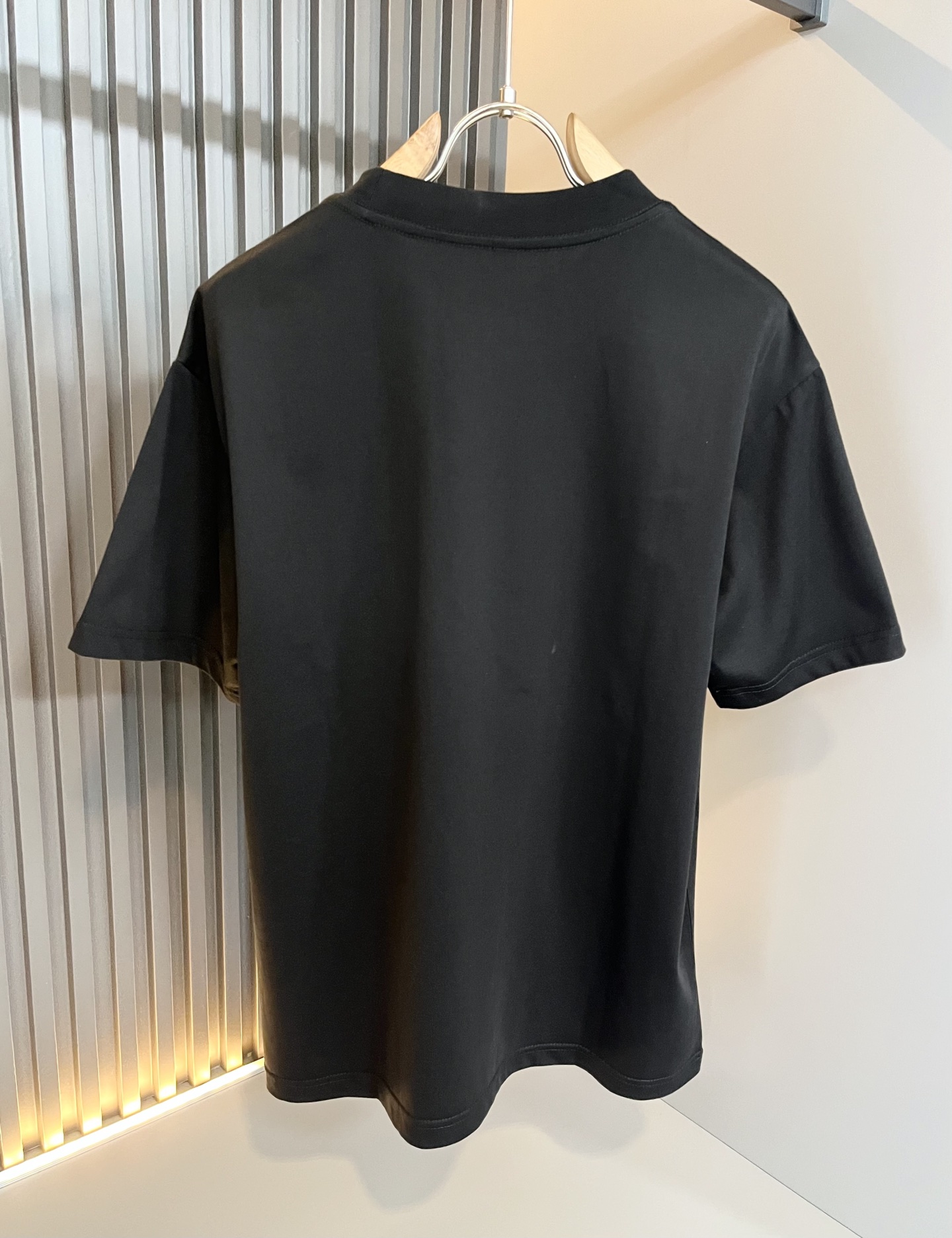 Giv*chy/纪*希2025春夏新款男女同款👫短袖T恤，主创时尚注入了全新时尚能量。通过探索各种题材和