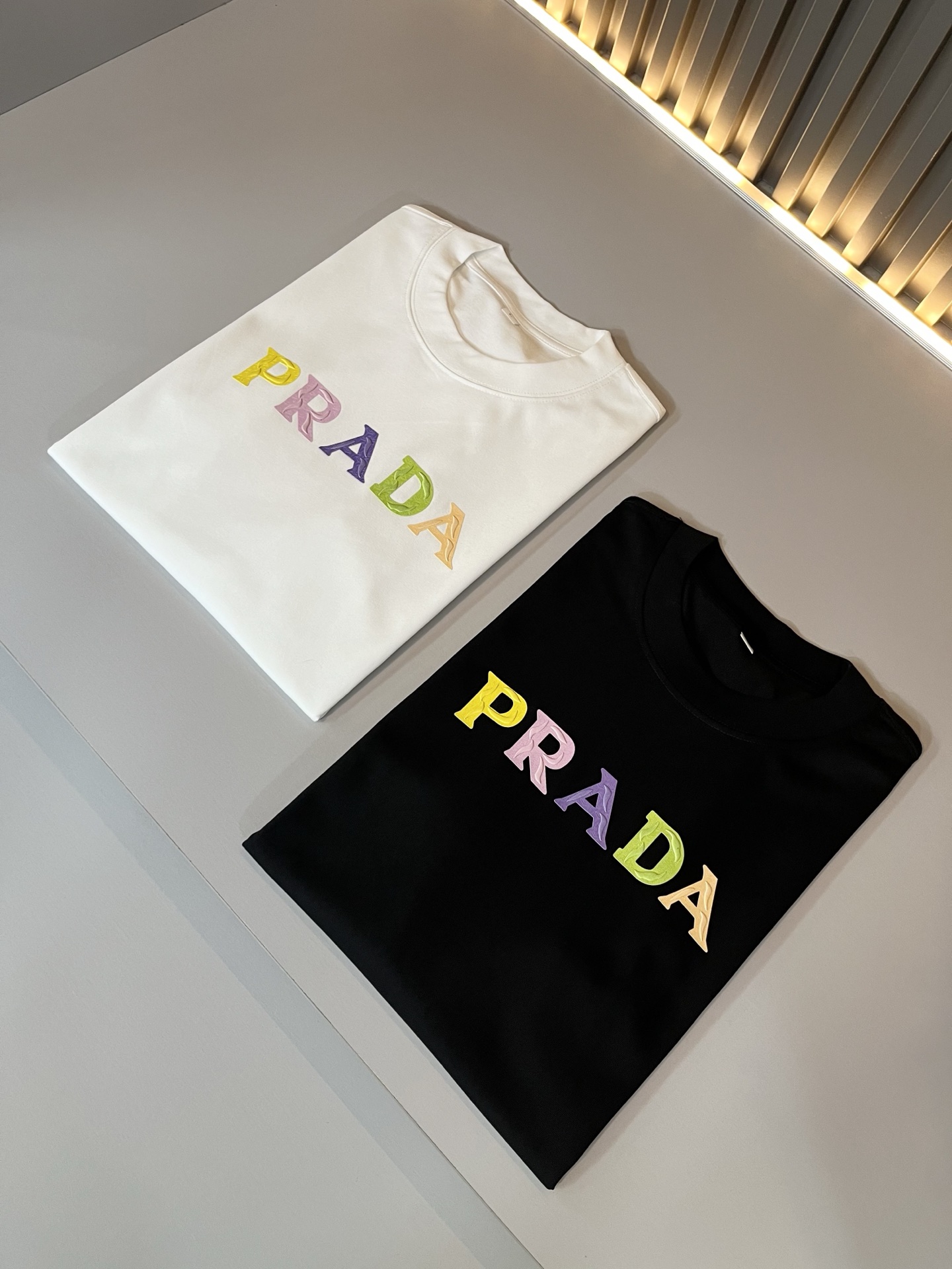 PRAD*A普*达2025春夏新款男女同款👫短袖T恤，最新款全网独家首上！！~既经典有时尚百搭，谁不爱啊