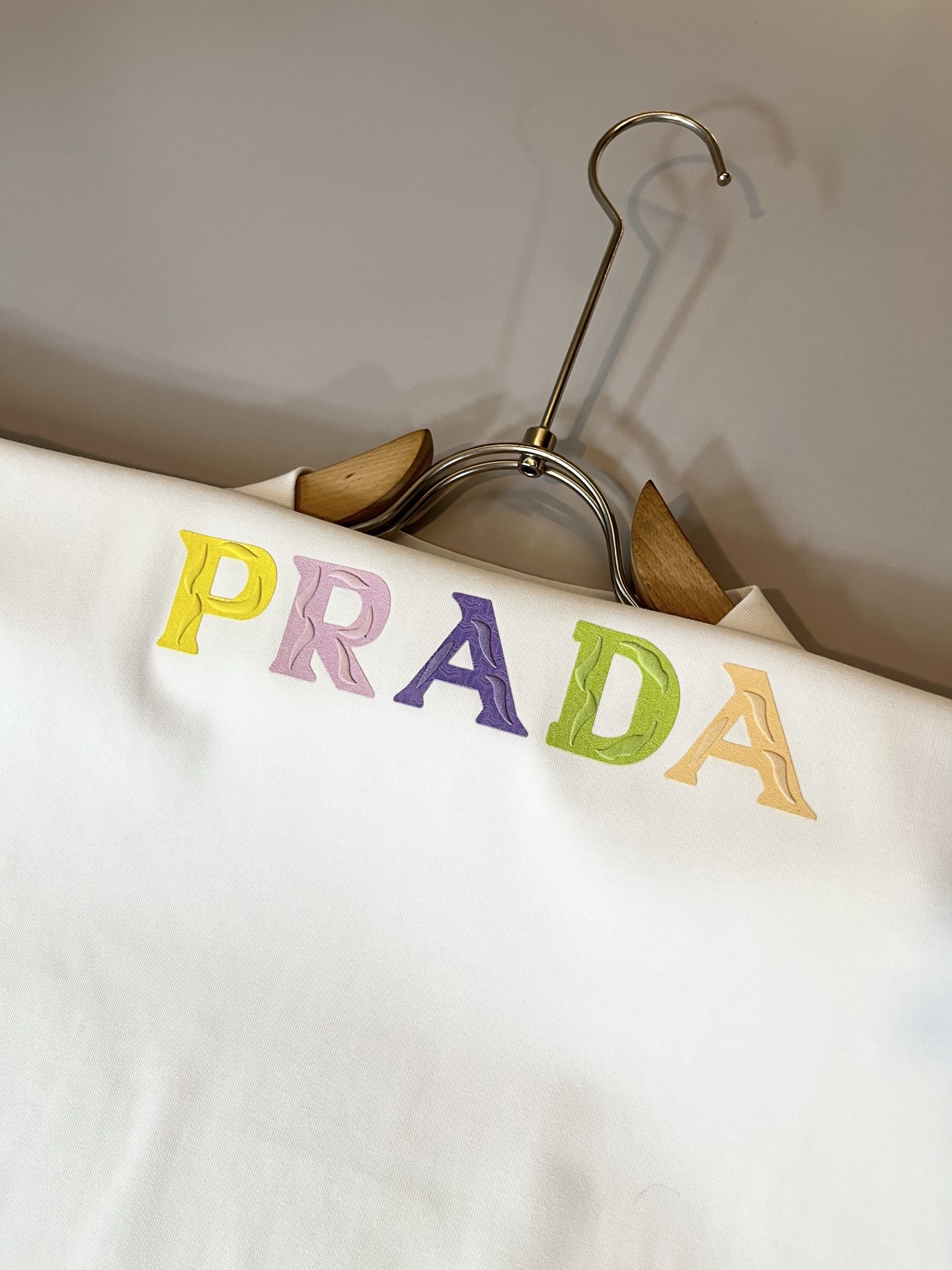 PRAD*A普*达2025春夏新款男女同款👫短袖T恤，最新款全网独家首上！！~既经典有时尚百搭，谁不爱啊