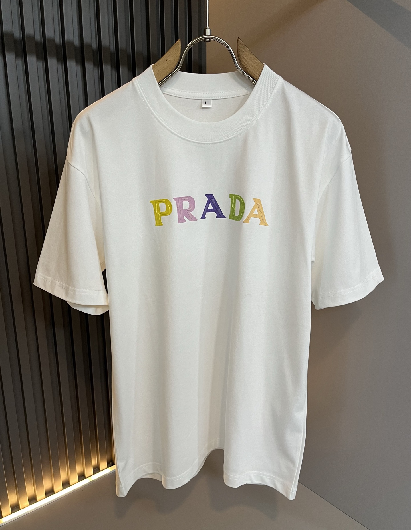 PRAD*A普*达2025春夏新款男女同款👫短袖T恤，最新款全网独家首上！！~既经典有时尚百搭，谁不爱啊