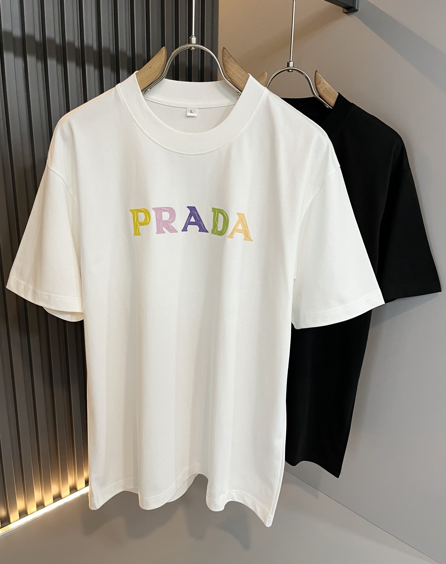 PRAD*A普*达2025春夏新款男女同款👫短袖T恤，最新款全网独家首上！！~既经典有时尚百搭，谁不爱啊