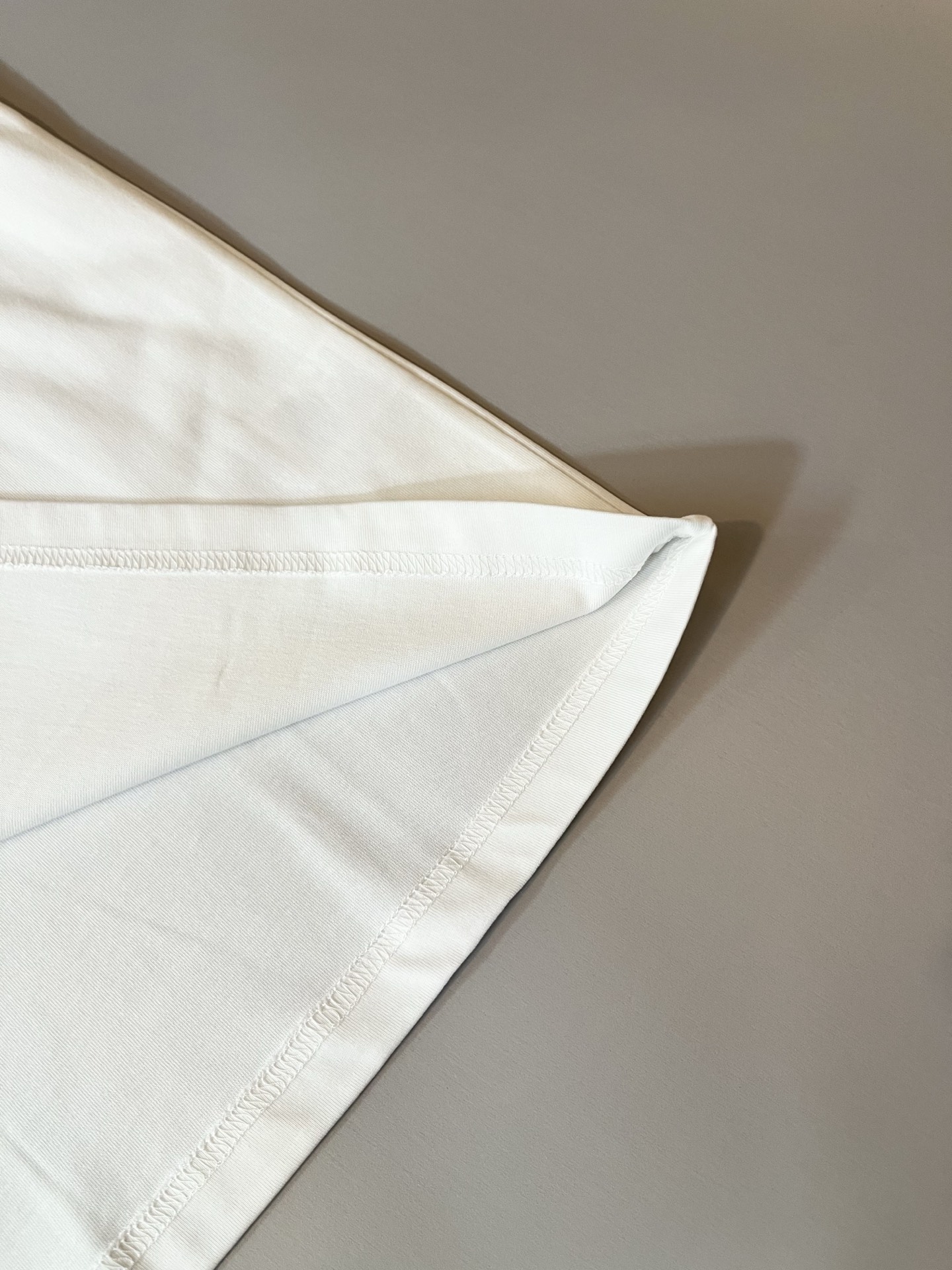 PRAD*A普*达2025春夏新款男女同款👫短袖T恤，最新款全网独家首上！！~既经典有时尚百搭，谁不爱啊