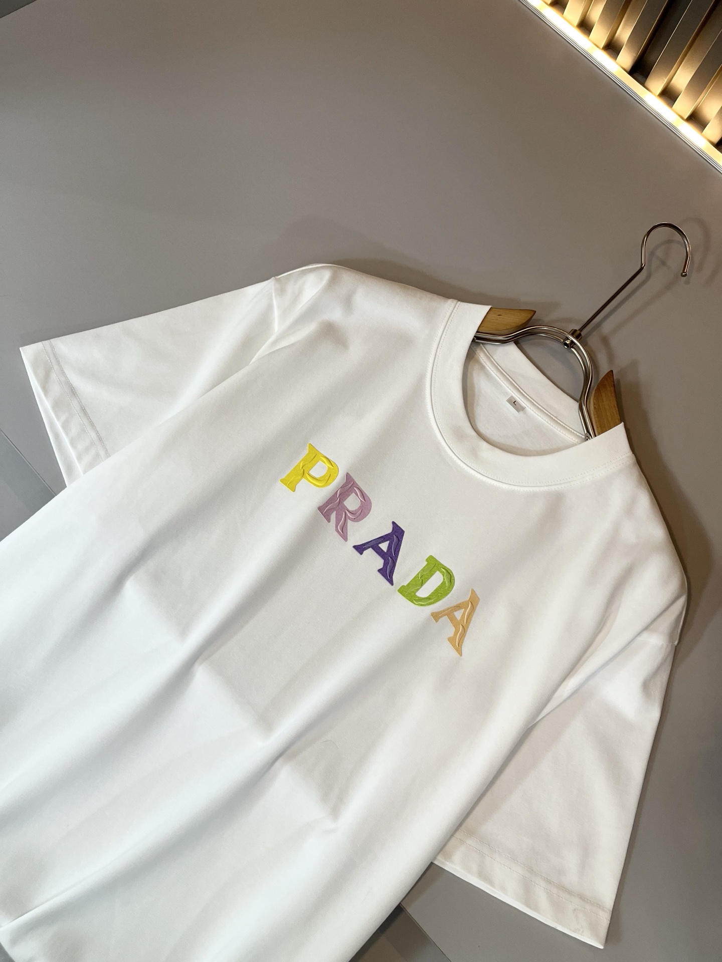 PRAD*A普*达2025春夏新款男女同款👫短袖T恤，最新款全网独家首上！！~既经典有时尚百搭，谁不爱啊