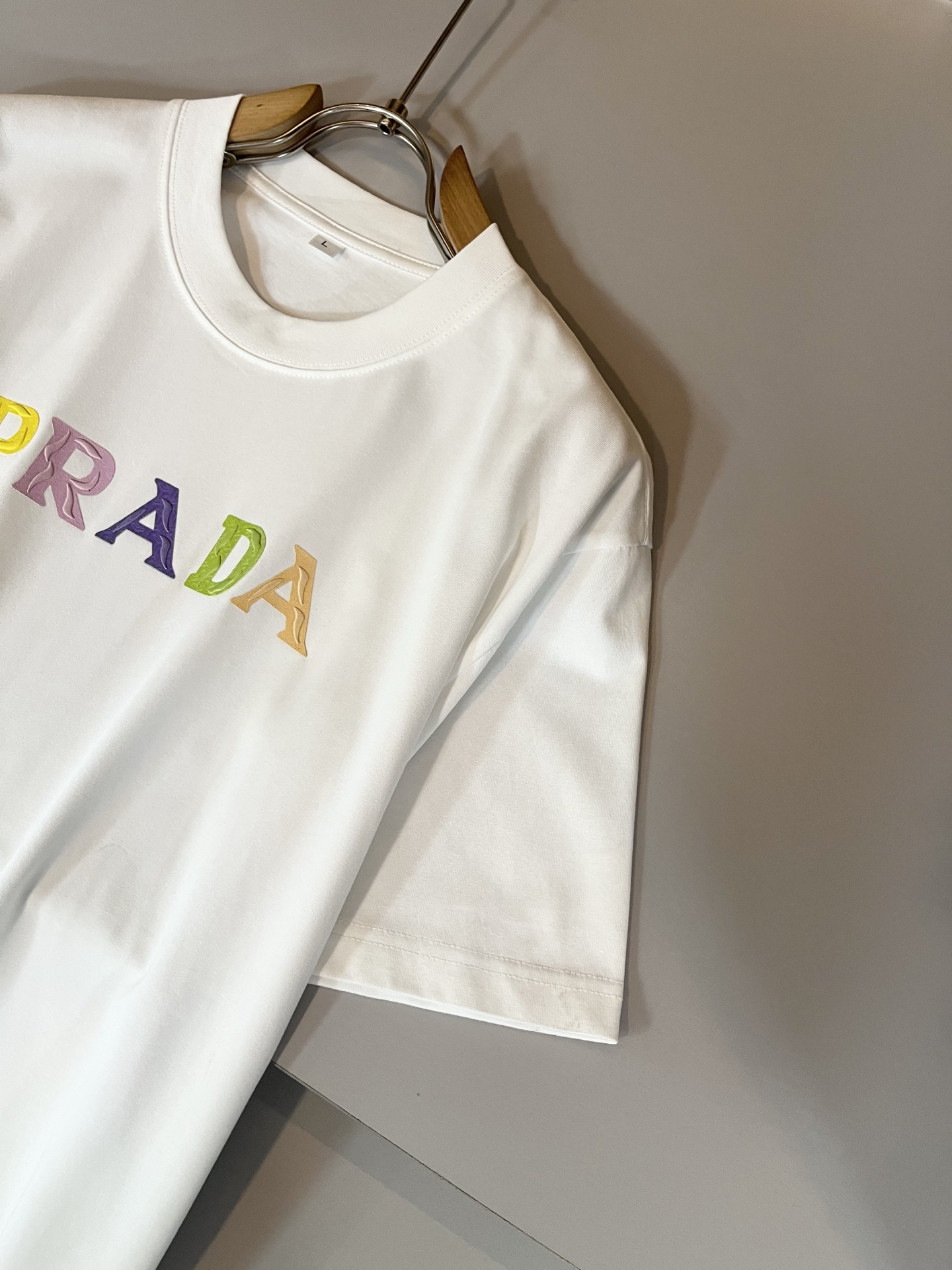 PRAD*A普*达2025春夏新款男女同款👫短袖T恤，最新款全网独家首上！！~既经典有时尚百搭，谁不爱啊