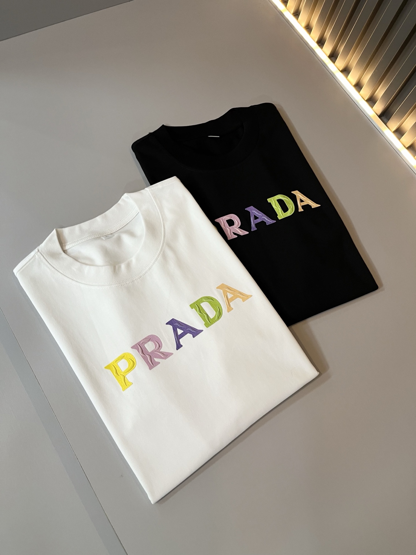 PRAD*A普*达2025春夏新款男女同款👫短袖T恤，最新款全网独家首上！！~既经典有时尚百搭，谁不爱啊