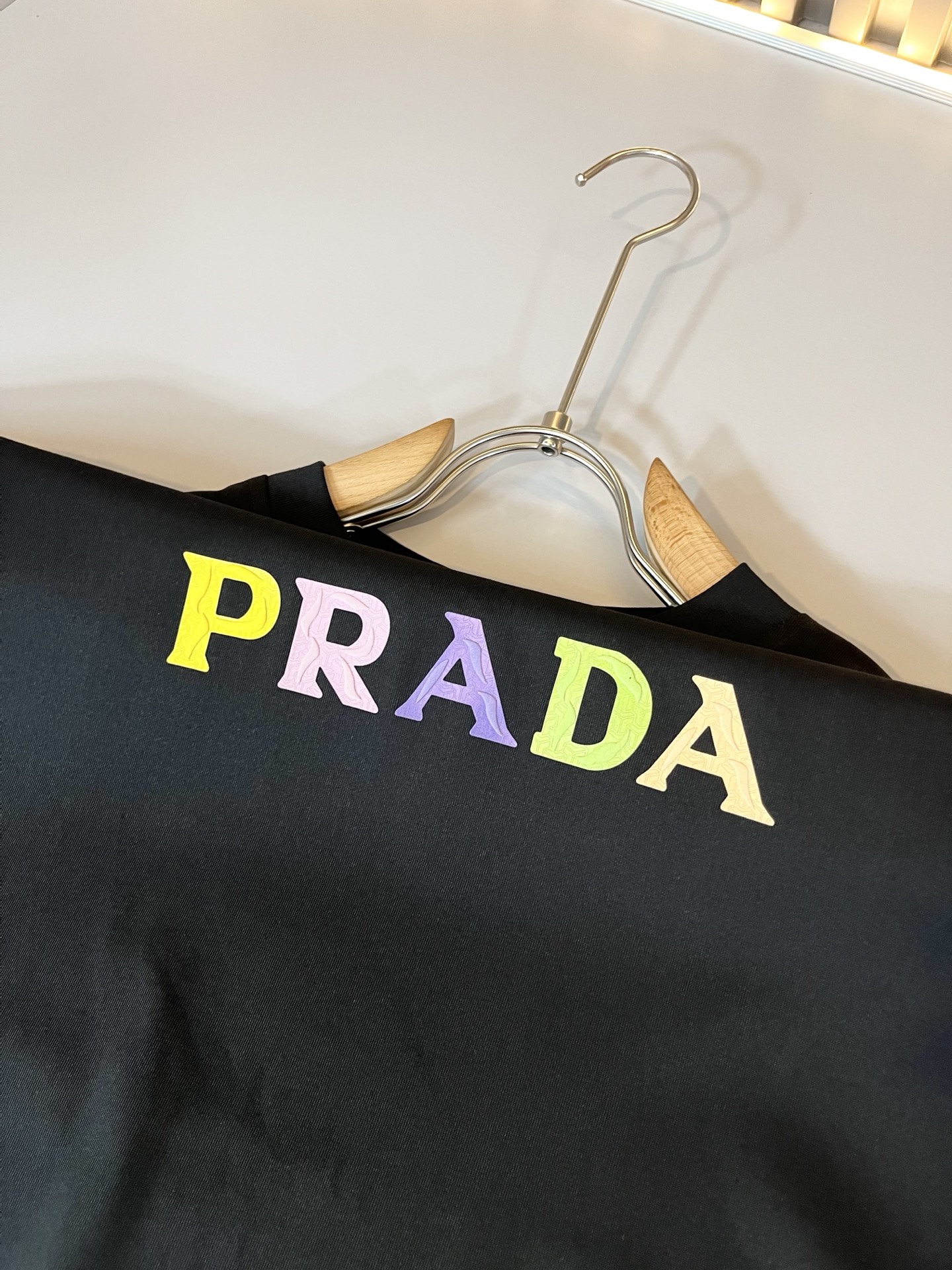 PRAD*A普*达2025春夏新款男女同款👫短袖T恤，最新款全网独家首上！！~既经典有时尚百搭，谁不爱啊