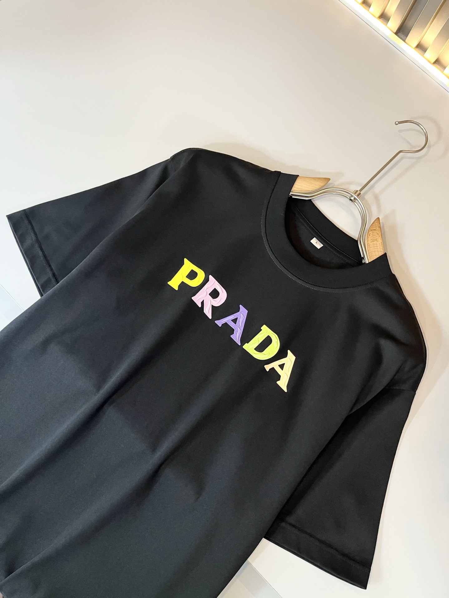 PRAD*A普*达2025春夏新款男女同款👫短袖T恤，最新款全网独家首上！！~既经典有时尚百搭，谁不爱啊