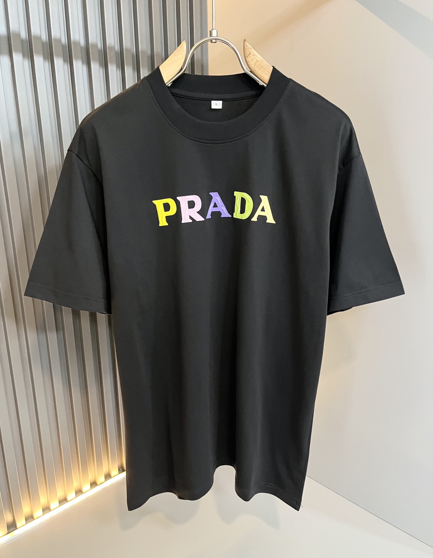 PRAD*A普*达2025春夏新款男女同款👫短袖T恤，最新款全网独家首上！！~既经典有时尚百搭，谁不爱啊