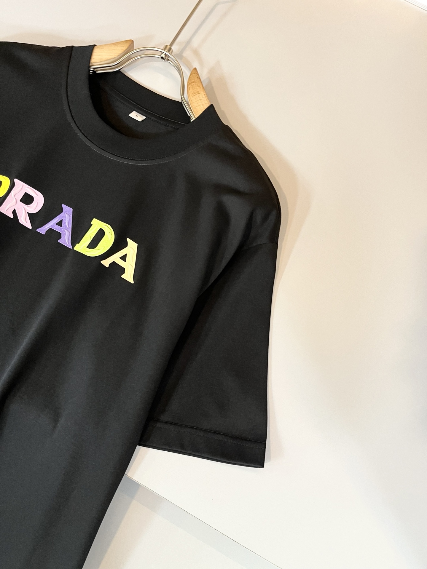 PRAD*A普*达2025春夏新款男女同款👫短袖T恤，最新款全网独家首上！！~既经典有时尚百搭，谁不爱啊