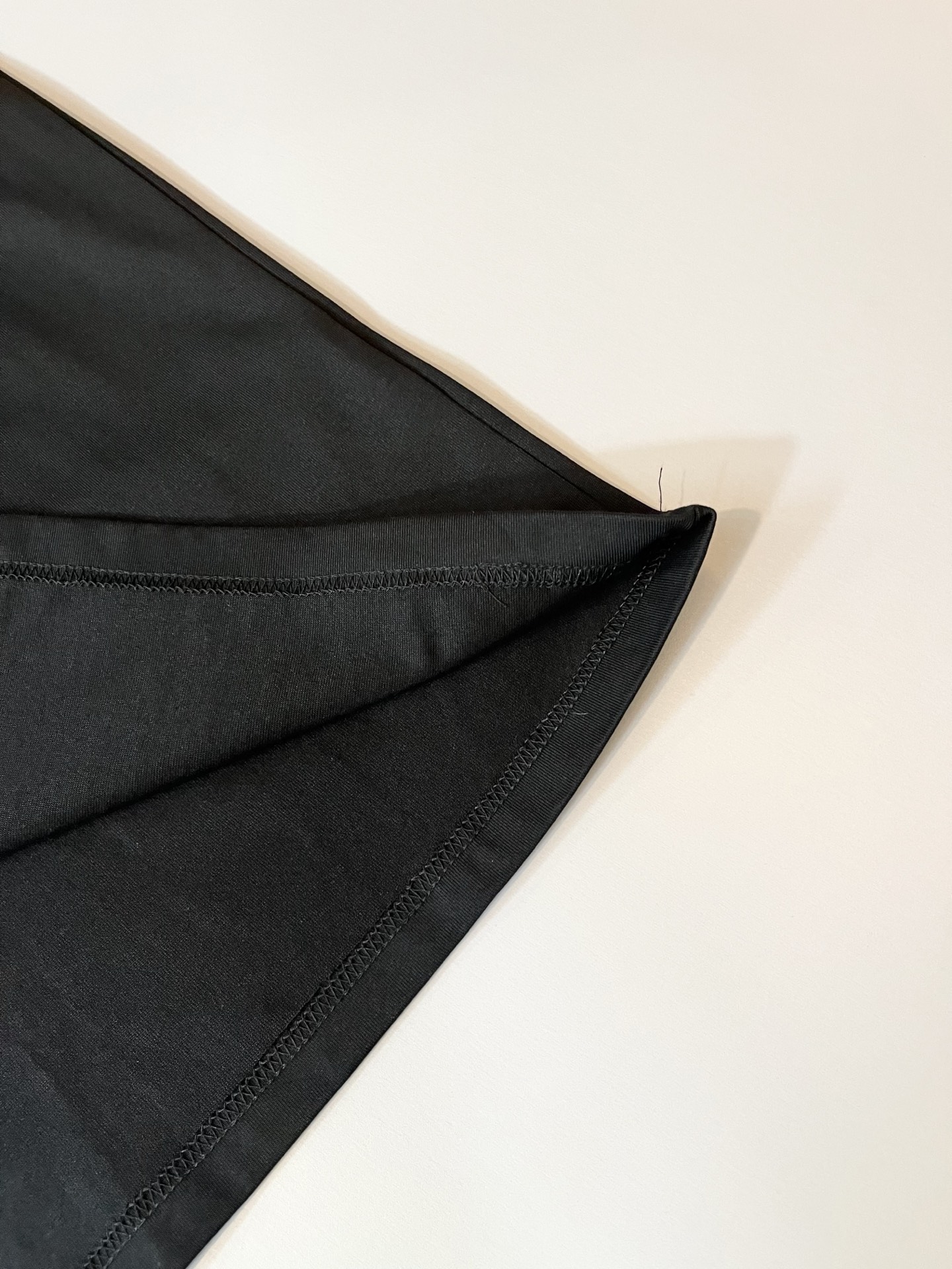 PRAD*A普*达2025春夏新款男女同款👫短袖T恤，最新款全网独家首上！！~既经典有时尚百搭，谁不爱啊