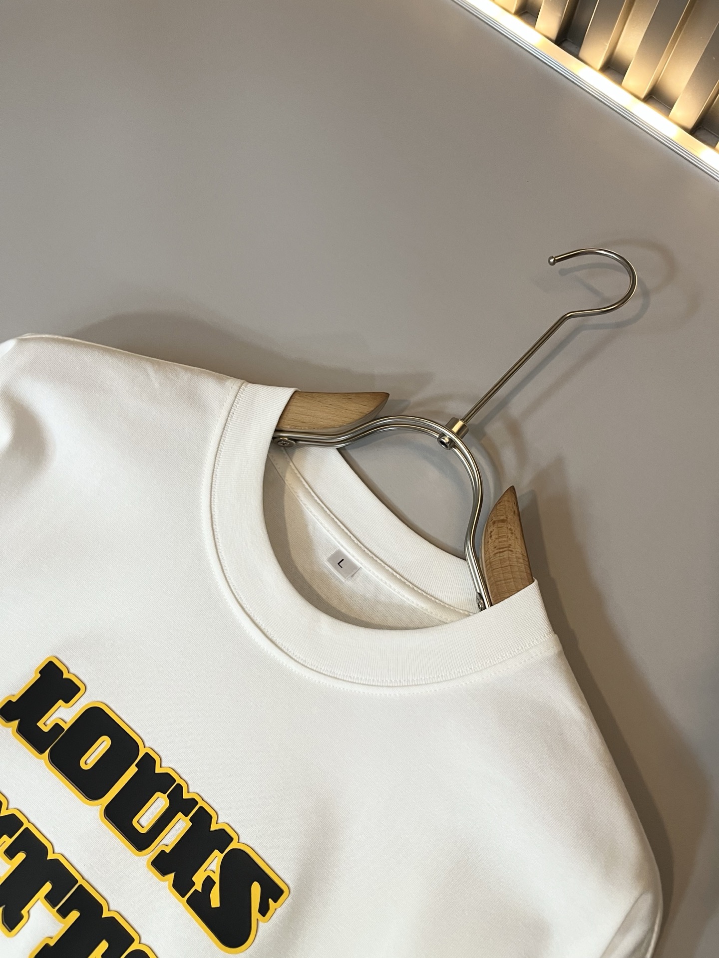 LouisVuitt*路易*登 2025春夏全新系列单品上线，非常时髦前卫的一款男女同款短袖T恤，标识l