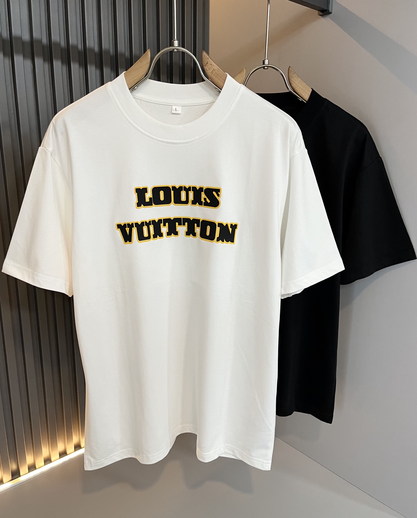 NO:523316,LouisVuitt*Louis*Deng The new series of products in 2025 spring and summer are launched, a very fashionable and avant-garde short-sleeved T-shirt for men and women, with logo pattern glue-touching!  Different from the past, it declares the design concept that has been passed down for many years in the brand!  Its eye-catchingness is no less than any classic style, perfectly presenting the fashionable, high-end and luxurious feeling in front of the world!  Made of imported cotton materials, selected high-quality pure cotton fabrics, soft and soft to the touch, the real thing is definitely beyond your imagination, close to the body and breathable, even if you sweat profusely, you will not feel greasy or stuffy, and will bring sweating and moisture absorption to the extreme!  Size M-4XL, louis vuitton,louis vuitton,t-shirt,tees,t-shirt,alexander wang19860909LouisVuitt*路易*登 2025春夏全新系列单品上线,非常时髦前卫的一款男女同款短袖T恤,标识logo图案压胶修饰！区别于以往的不同,宣示品牌传承多年的设计理念！其吸睛度完全不亚于任何经典款式,将时髦高级感与奢华感完美呈现在世人眼前！客供进口全棉材质制成,精选优质纯棉面料,触感软糯亲肤细腻,实物到手绝对超乎你的想象,贴身无比舒适透气,即便是汗流浃背也不会有腻身及闷热感可言,将排汗吸湿性发挥到了极致！尺码M-4XL,,louis vuitton,louis vuitton,T-shirt,tees，t-shirt,alexander wang,Men's clothing