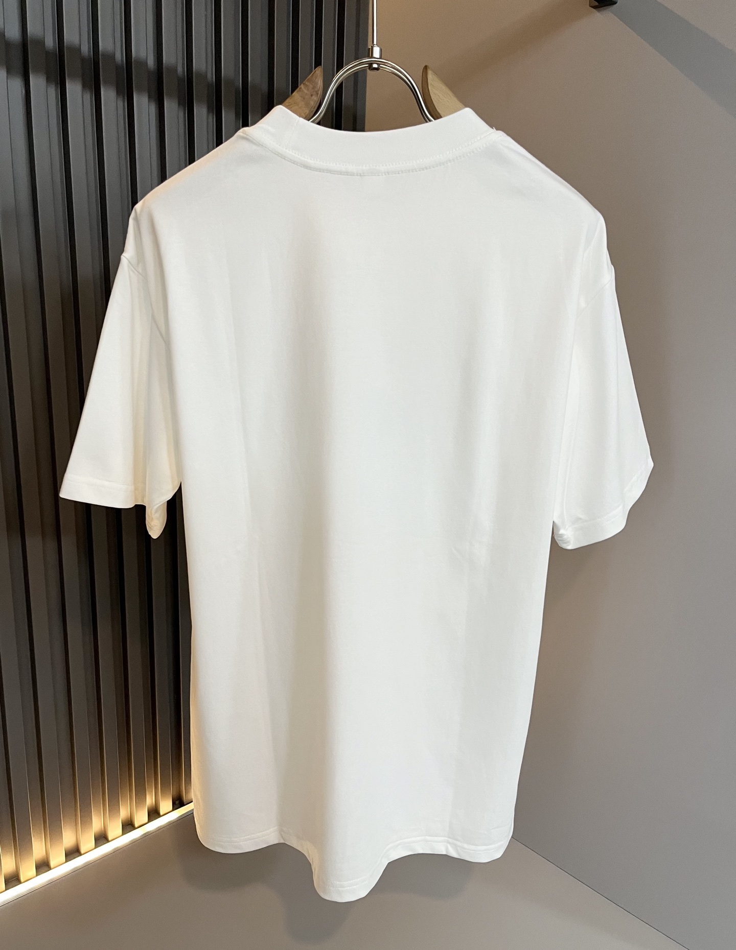 LouisVuitt*路易*登 2025春夏全新系列单品上线，非常时髦前卫的一款男女同款短袖T恤，标识l