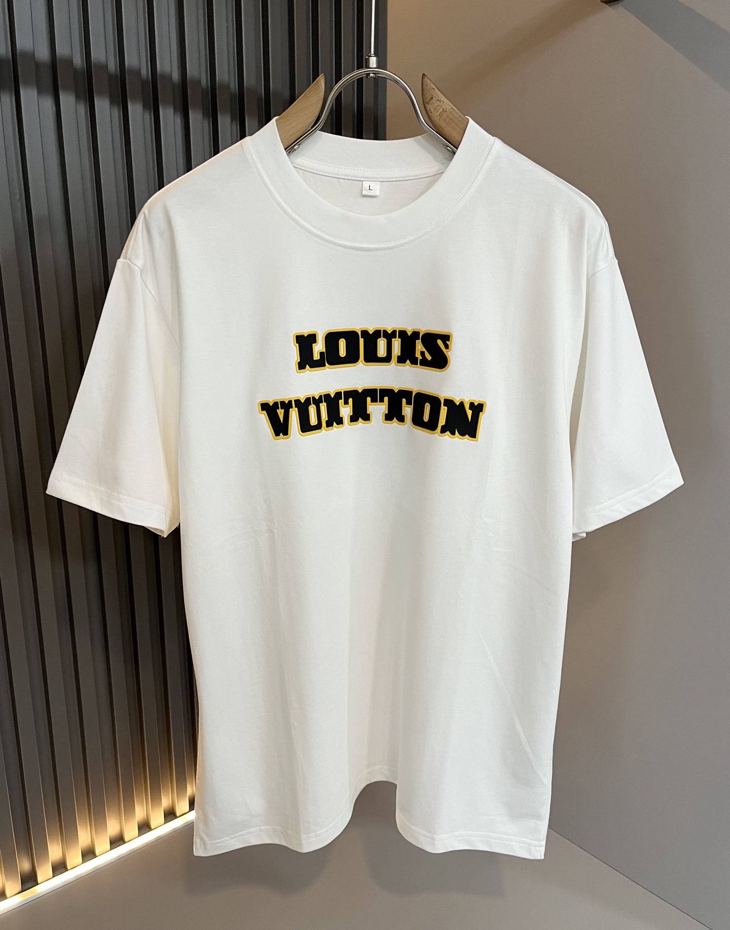 LouisVuitt*路易*登 2025春夏全新系列单品上线，非常时髦前卫的一款男女同款短袖T恤，标识l