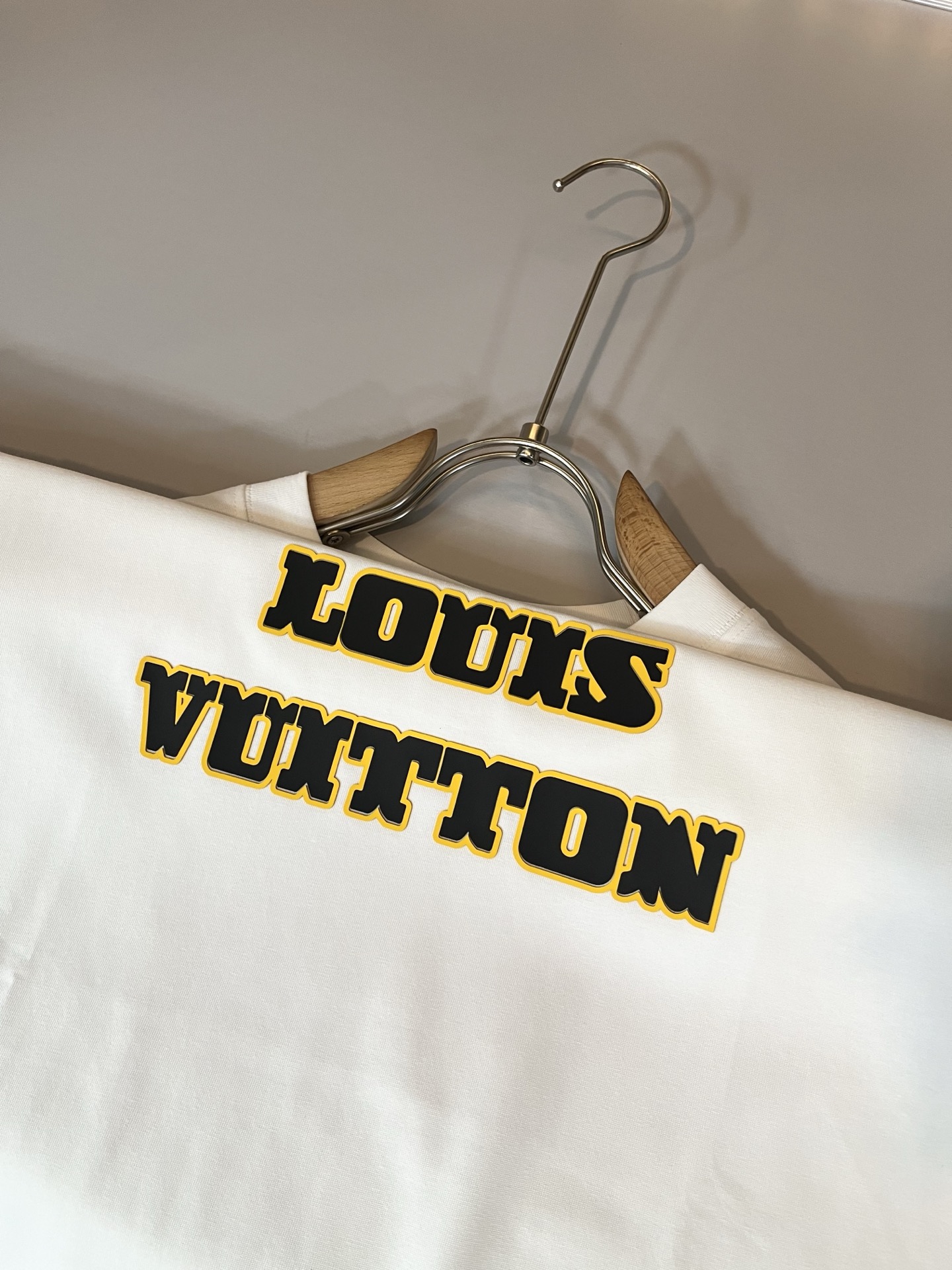 LouisVuitt*路易*登 2025春夏全新系列单品上线，非常时髦前卫的一款男女同款短袖T恤，标识l