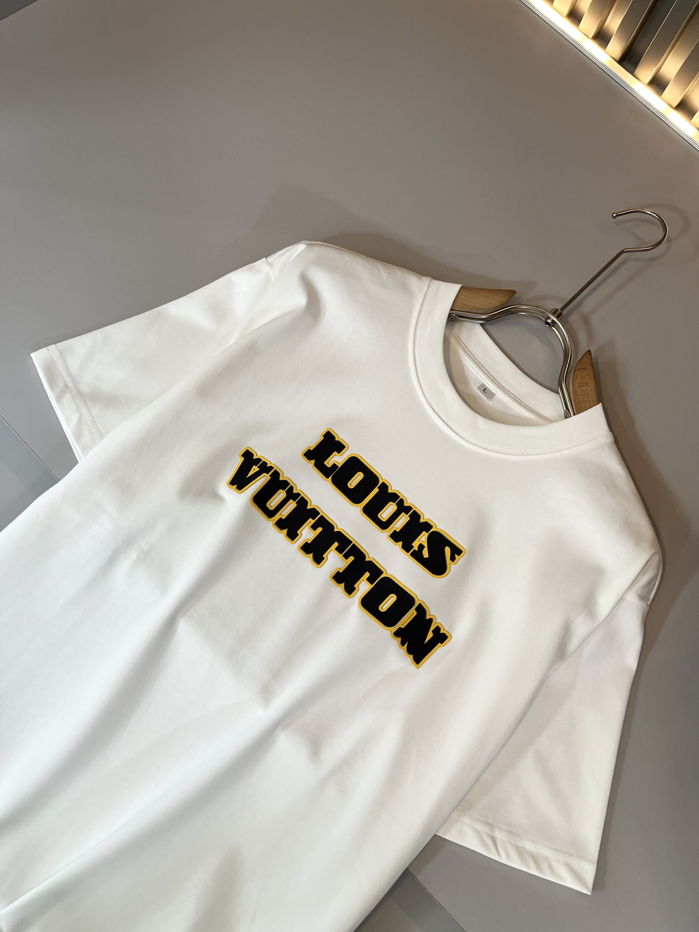 LouisVuitt*路易*登 2025春夏全新系列单品上线，非常时髦前卫的一款男女同款短袖T恤，标识l