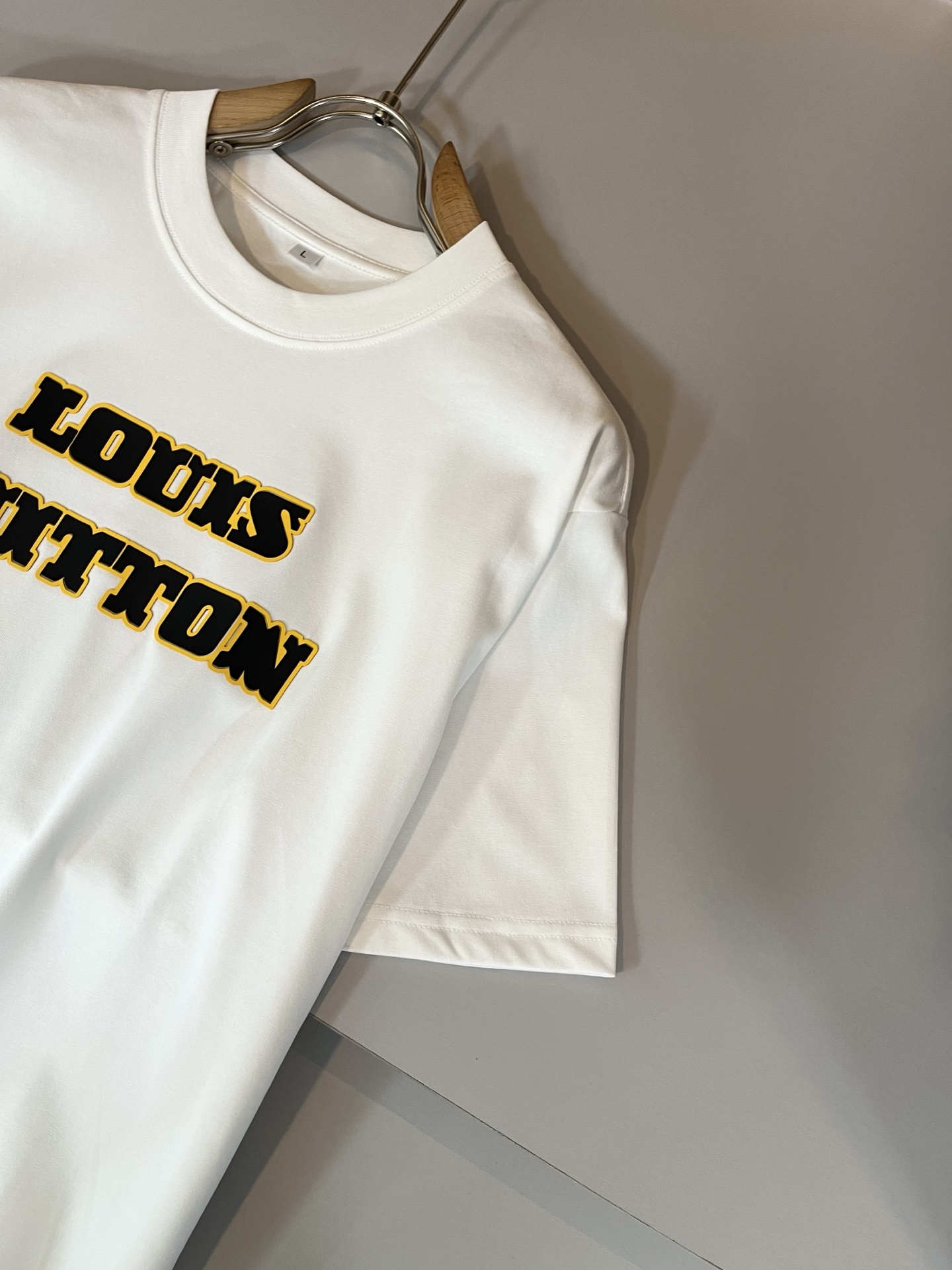 LouisVuitt*路易*登 2025春夏全新系列单品上线，非常时髦前卫的一款男女同款短袖T恤，标识l