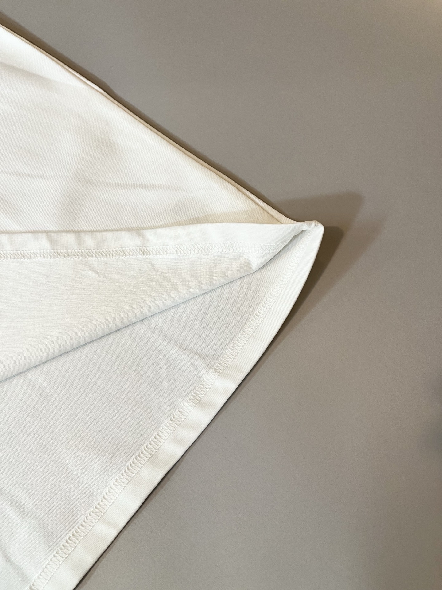 LouisVuitt*路易*登 2025春夏全新系列单品上线，非常时髦前卫的一款男女同款短袖T恤，标识l