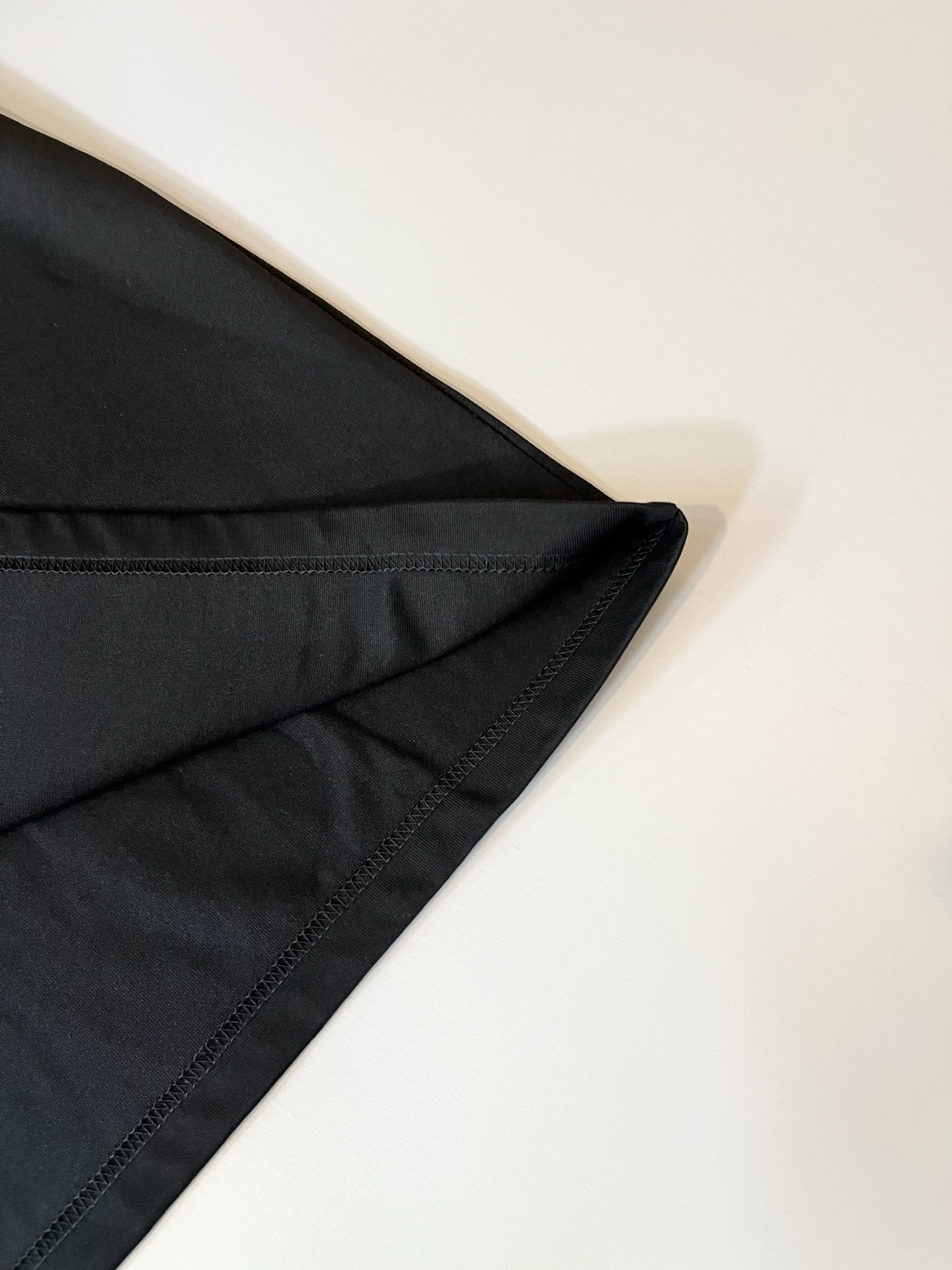 LouisVuitt*路易*登 2025春夏全新系列单品上线，非常时髦前卫的一款男女同款短袖T恤，标识l