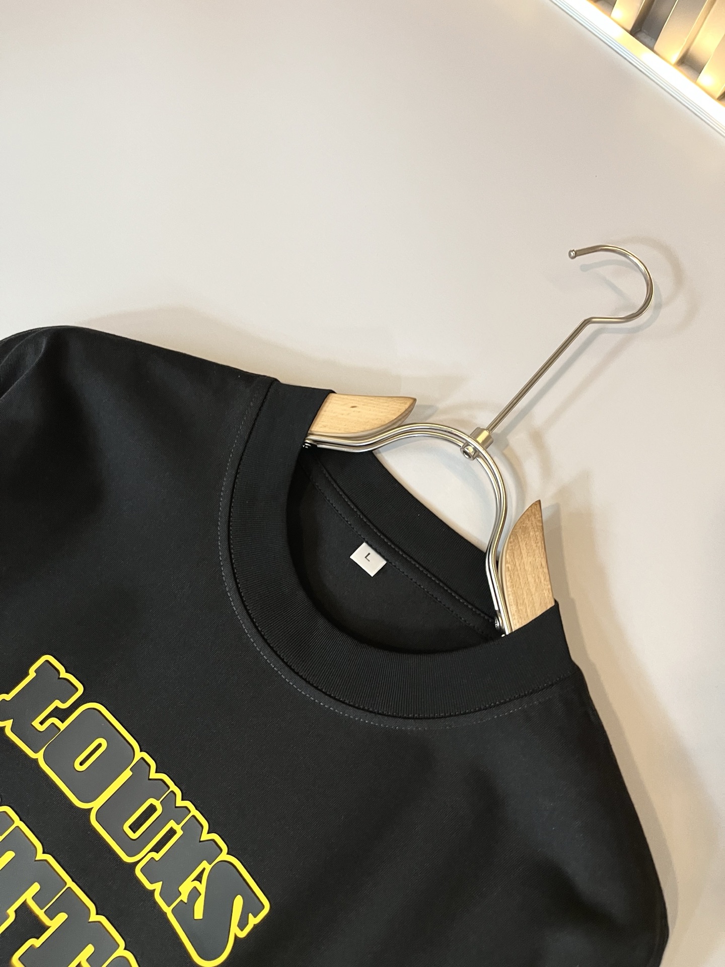 LouisVuitt*路易*登 2025春夏全新系列单品上线，非常时髦前卫的一款男女同款短袖T恤，标识l