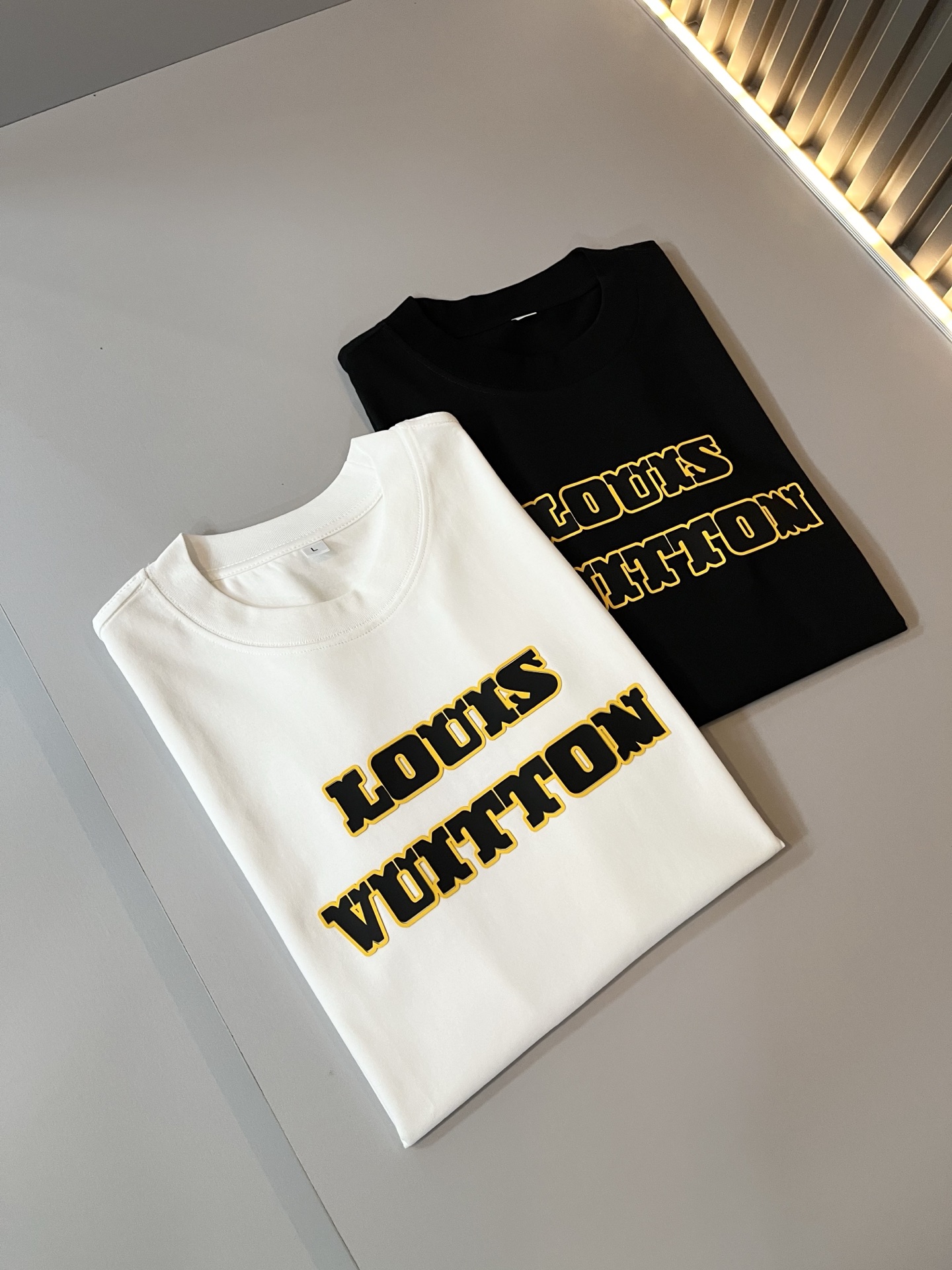 LouisVuitt*路易*登 2025春夏全新系列单品上线，非常时髦前卫的一款男女同款短袖T恤，标识l