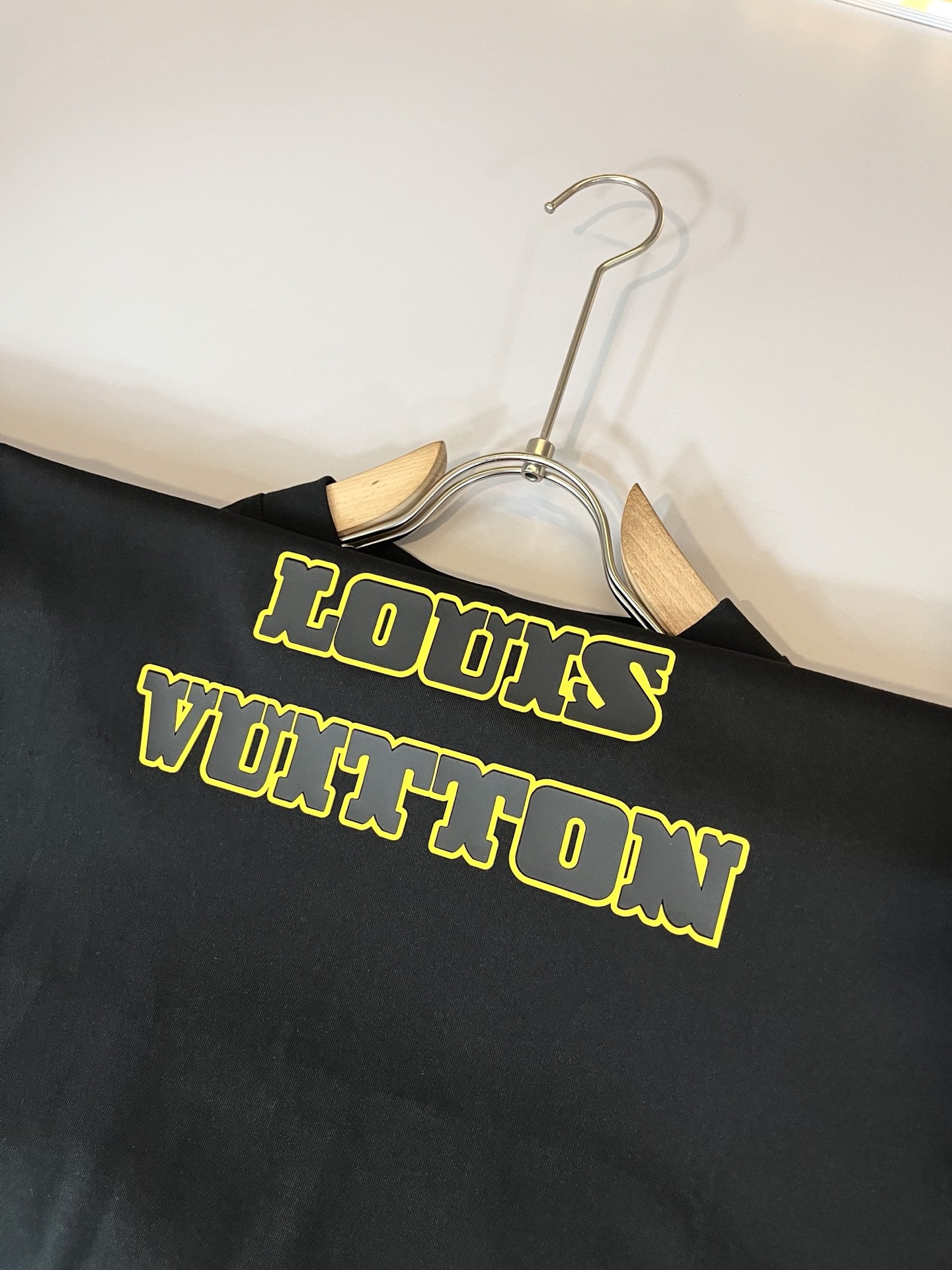 LouisVuitt*路易*登 2025春夏全新系列单品上线，非常时髦前卫的一款男女同款短袖T恤，标识l