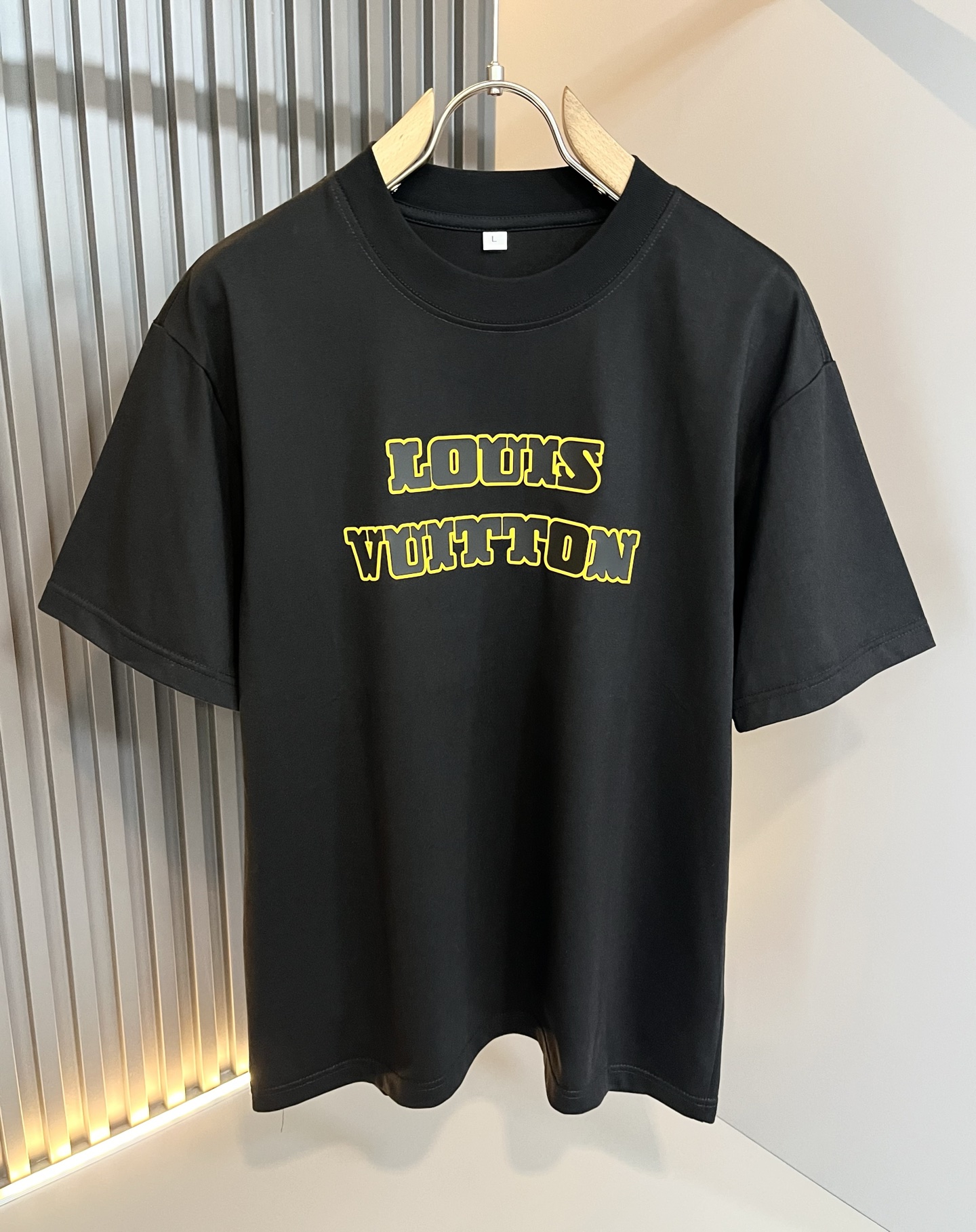 LouisVuitt*路易*登 2025春夏全新系列单品上线，非常时髦前卫的一款男女同款短袖T恤，标识l