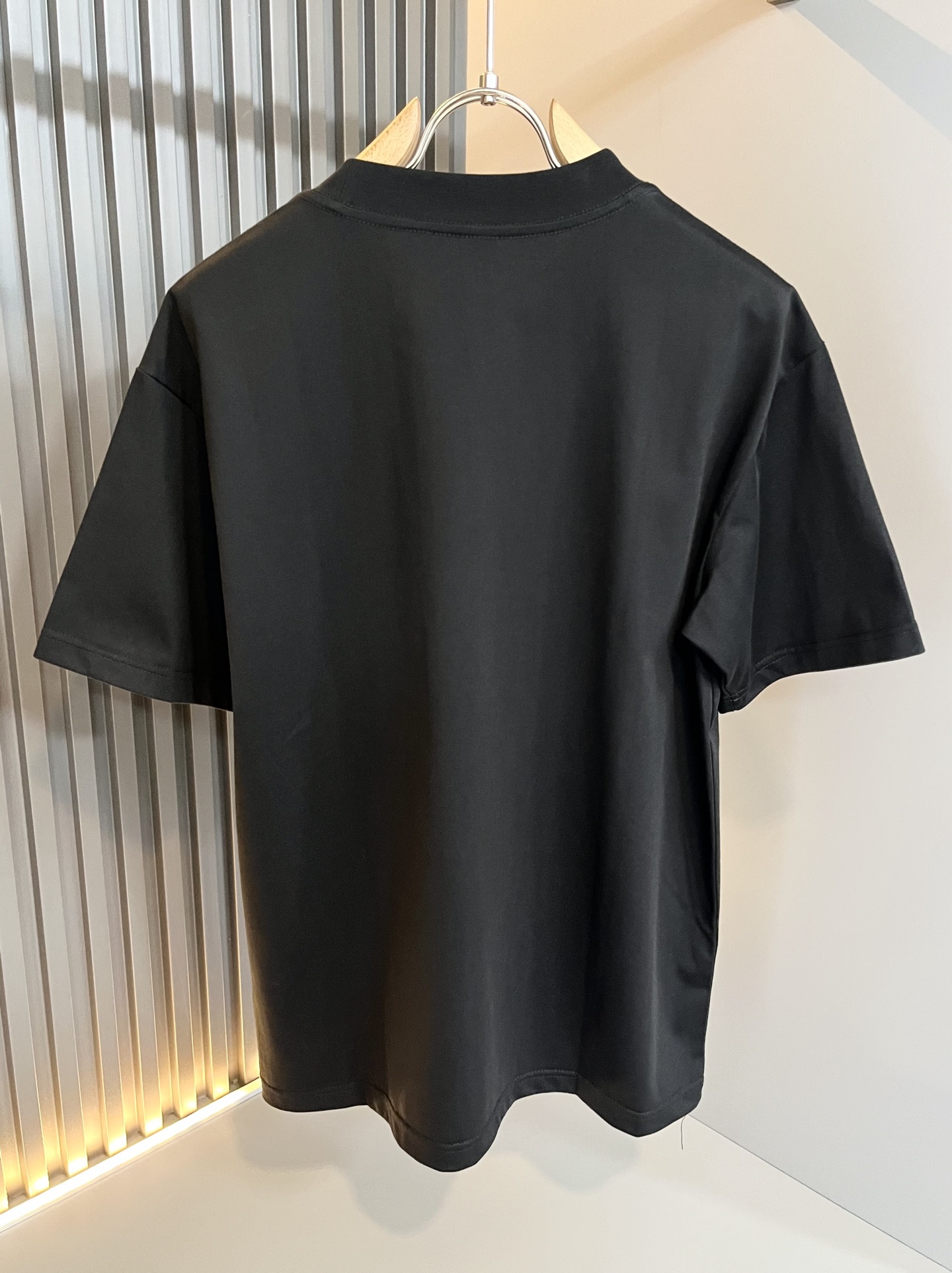 LouisVuitt*路易*登 2025春夏全新系列单品上线，非常时髦前卫的一款男女同款短袖T恤，标识l