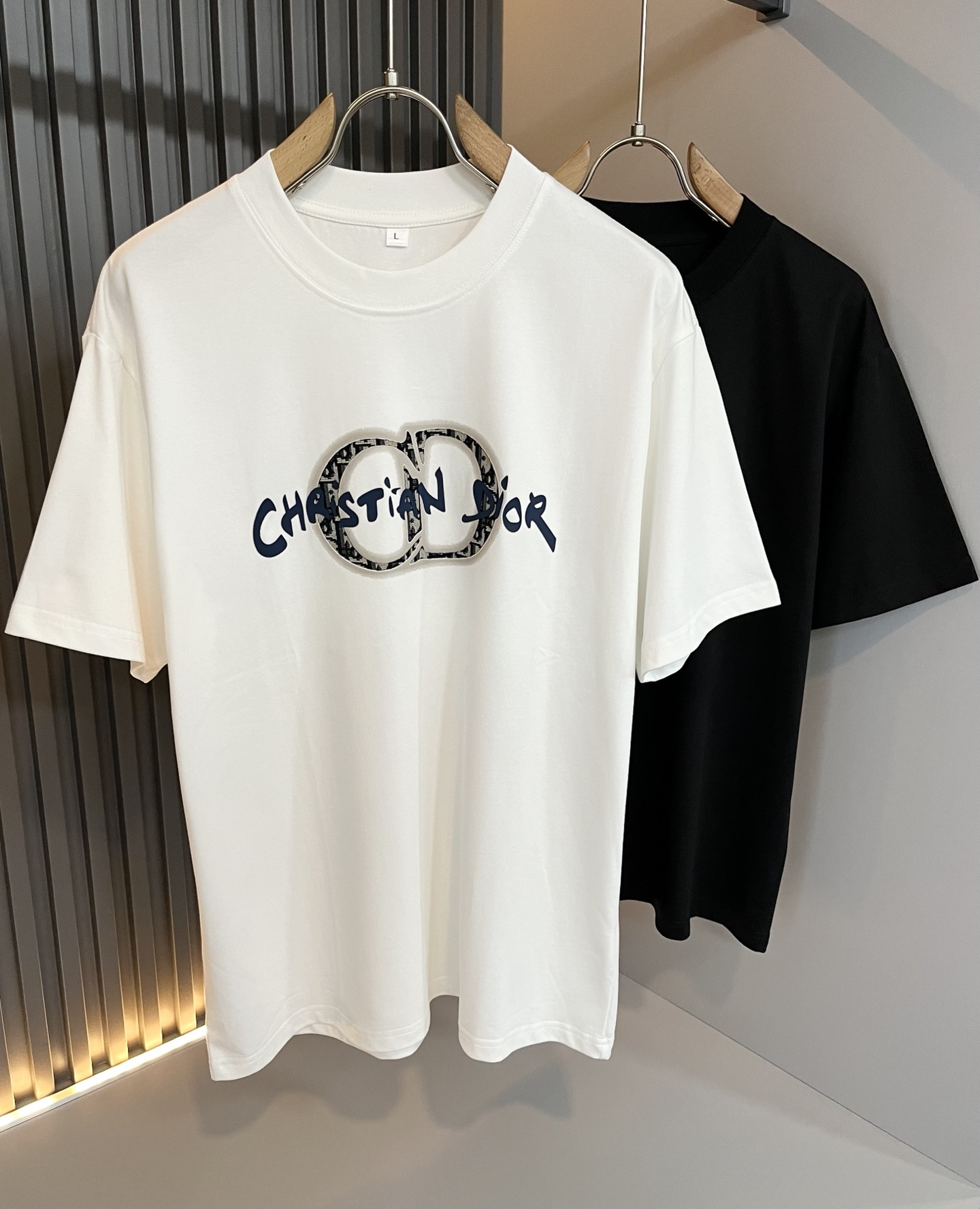 NO:523314,Dio*Dijia 2025 spring and summer new short-sleeved T-shirt for men and women, and the counter is available at the same time!  Customized exclusive 260g pure cotton fabric, customized original craft threads, chest logo pattern glue pressing technology design!  Simple and generous, calm and versatile, extremely high-end, perfectly integrated with fashion and style, a top fashionable style that perfectly suits the outside wear!  The overall feeling is natural!  The ultimate classic versatile short-sleeved T-shirt is designed with the latest three-dimensional letter logo print elements!  The ultimate perfection of heavy industry!  Fans who pursue high quality are please buy them by themselves, and all fans who know the goods are invited to appreciate this model together!  !  Color black white Size M-4XL,,dior,dior,T-shirt,tees,t-shirt,alexander wang19860909Dio*迪家 2025春夏新款男女同款短袖T恤,专柜同步发售！定制专属260克纯棉面料,定制原版工艺螺纹,胸前logo图案压胶工艺设计！简约大方,从容百搭,档次极高,完美融入时尚还有风情感一款完美符合外穿的顶尖时髦气质款！整体给人浑然天成的感觉！极致经典的百搭型短袖T恤,采用最新的立体字母logo印花元素设计！极致的重工极致的完美！追求高品质的粉丝们请自行抢购,诚邀所有识货的粉丝一同鉴赏此款！！颜色黑色 白色 尺码M-4XL,,dior,dior,T-shirt,tees，t-shirt,alexander wang,Men's clothing