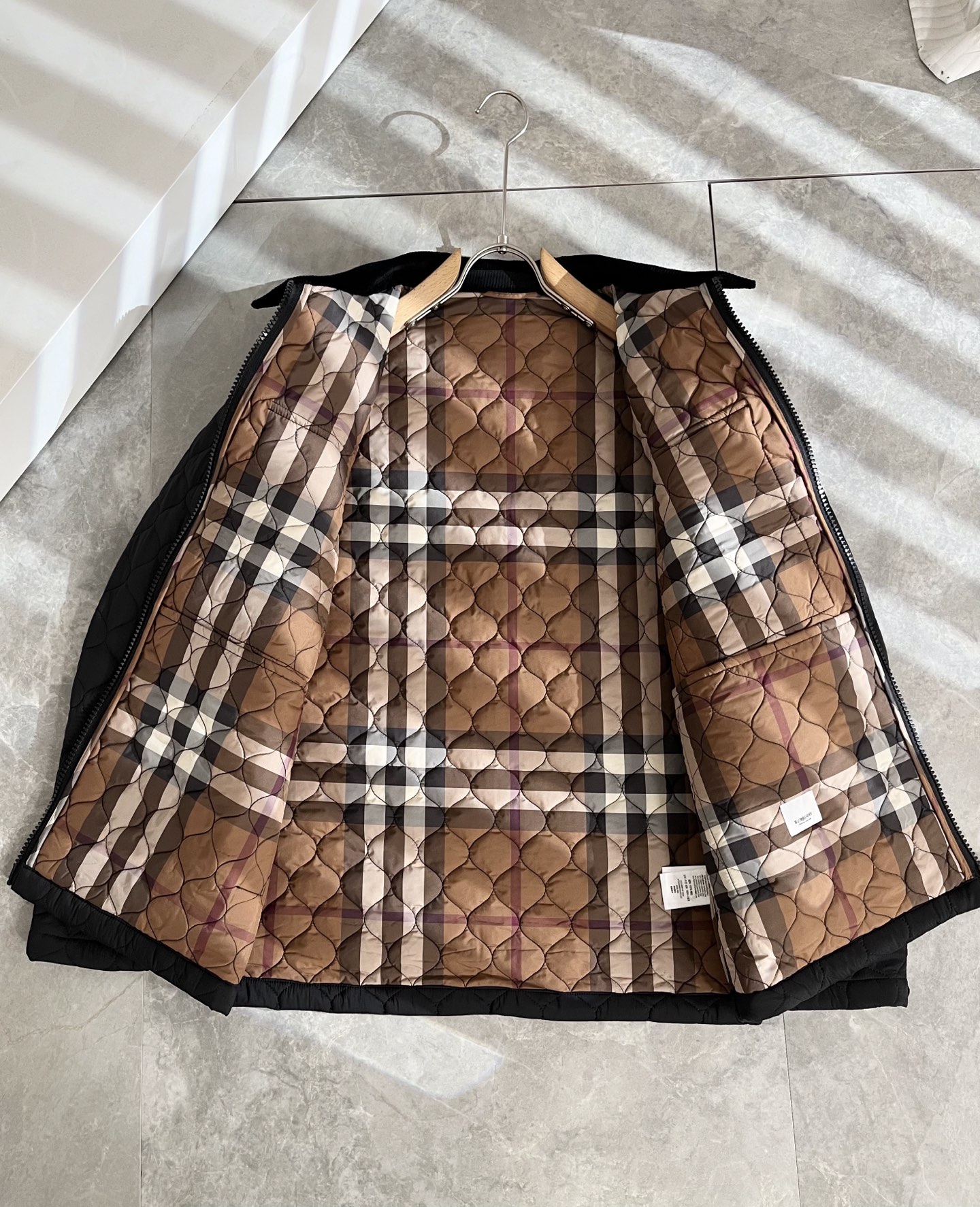 BURBER*Y巴*莉2025秋冬新品棉服夹克外套重磅来袭，最近比较火热聚酯纤维面料制作而成，高端户外运