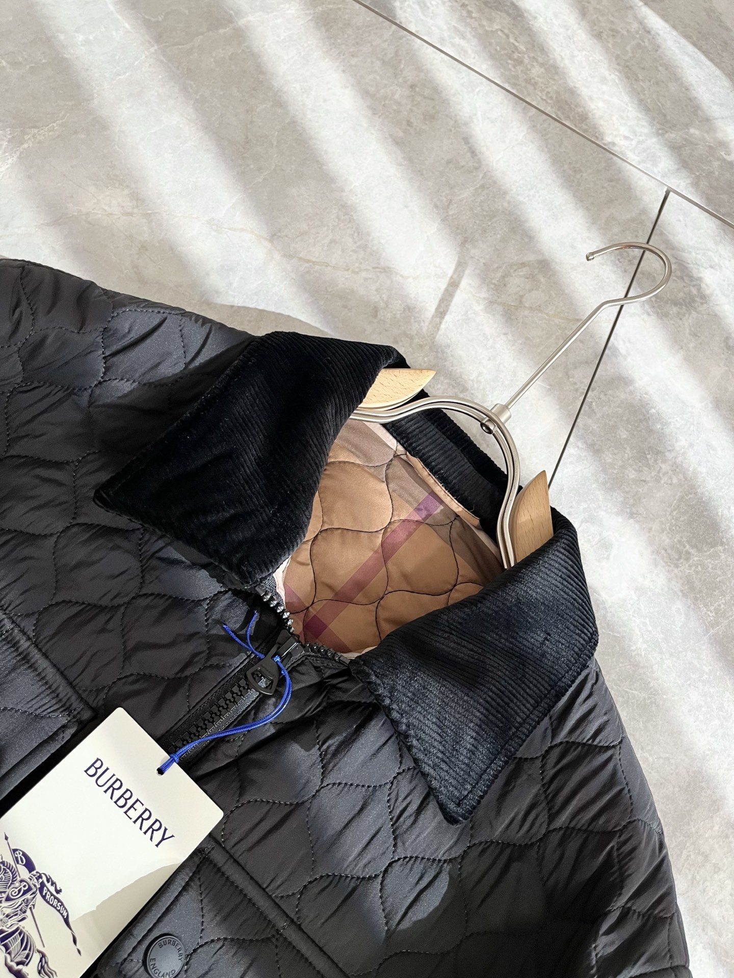 BURBER*Y巴*莉2025秋冬新品棉服夹克外套重磅来袭，最近比较火热聚酯纤维面料制作而成，高端户外运