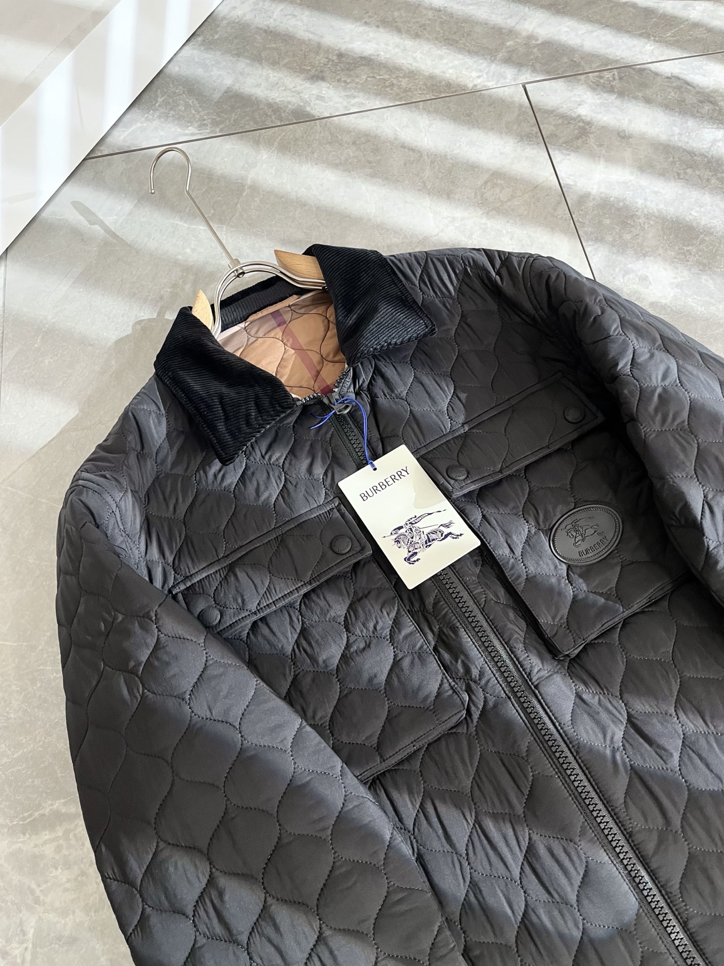 BURBER*Y巴*莉2025秋冬新品棉服夹克外套重磅来袭，最近比较火热聚酯纤维面料制作而成，高端户外运