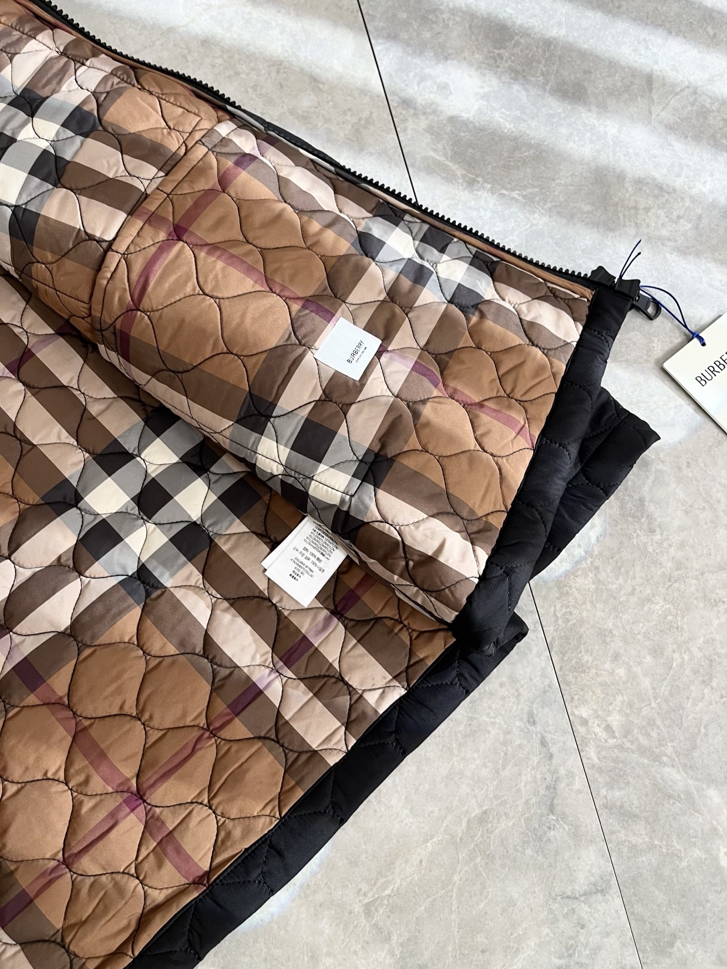 BURBER*Y巴*莉2025秋冬新品棉服夹克外套重磅来袭，最近比较火热聚酯纤维面料制作而成，高端户外运