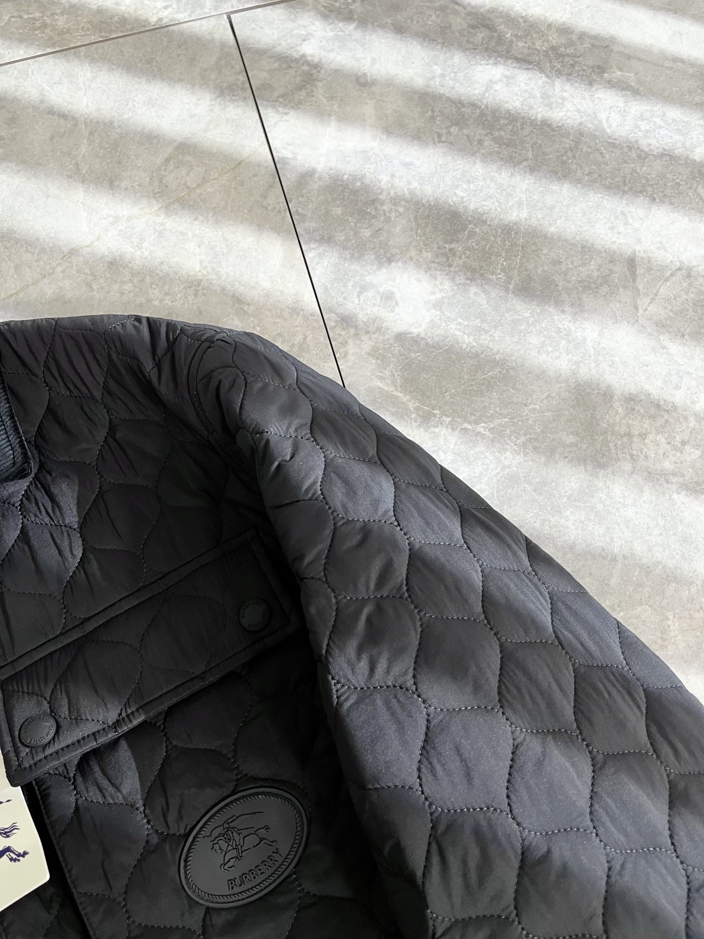 BURBER*Y巴*莉2025秋冬新品棉服夹克外套重磅来袭，最近比较火热聚酯纤维面料制作而成，高端户外运